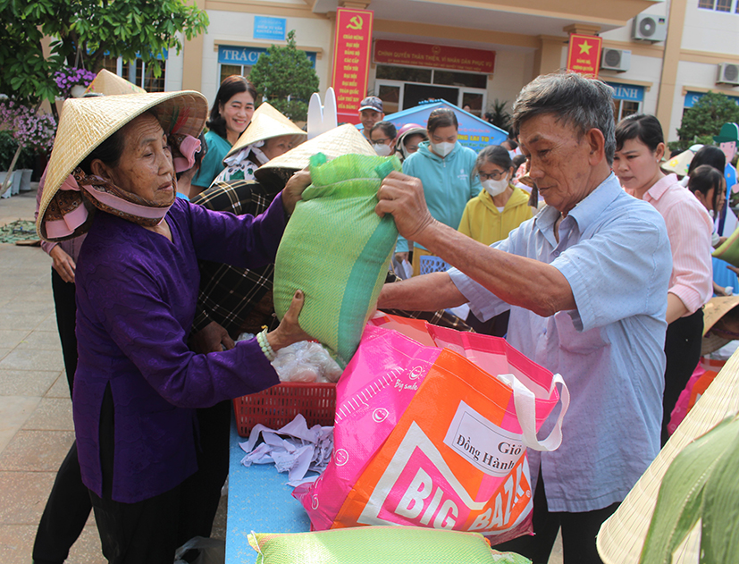 Người khó khăn được đổi các mặt hàng thiết yếu tại “Tháng ăn 0 đồng” vừa được Hội LHPN TT.Đất Đỏ (huyện Long Đất) tổ chức hồi tháng 3/2025.