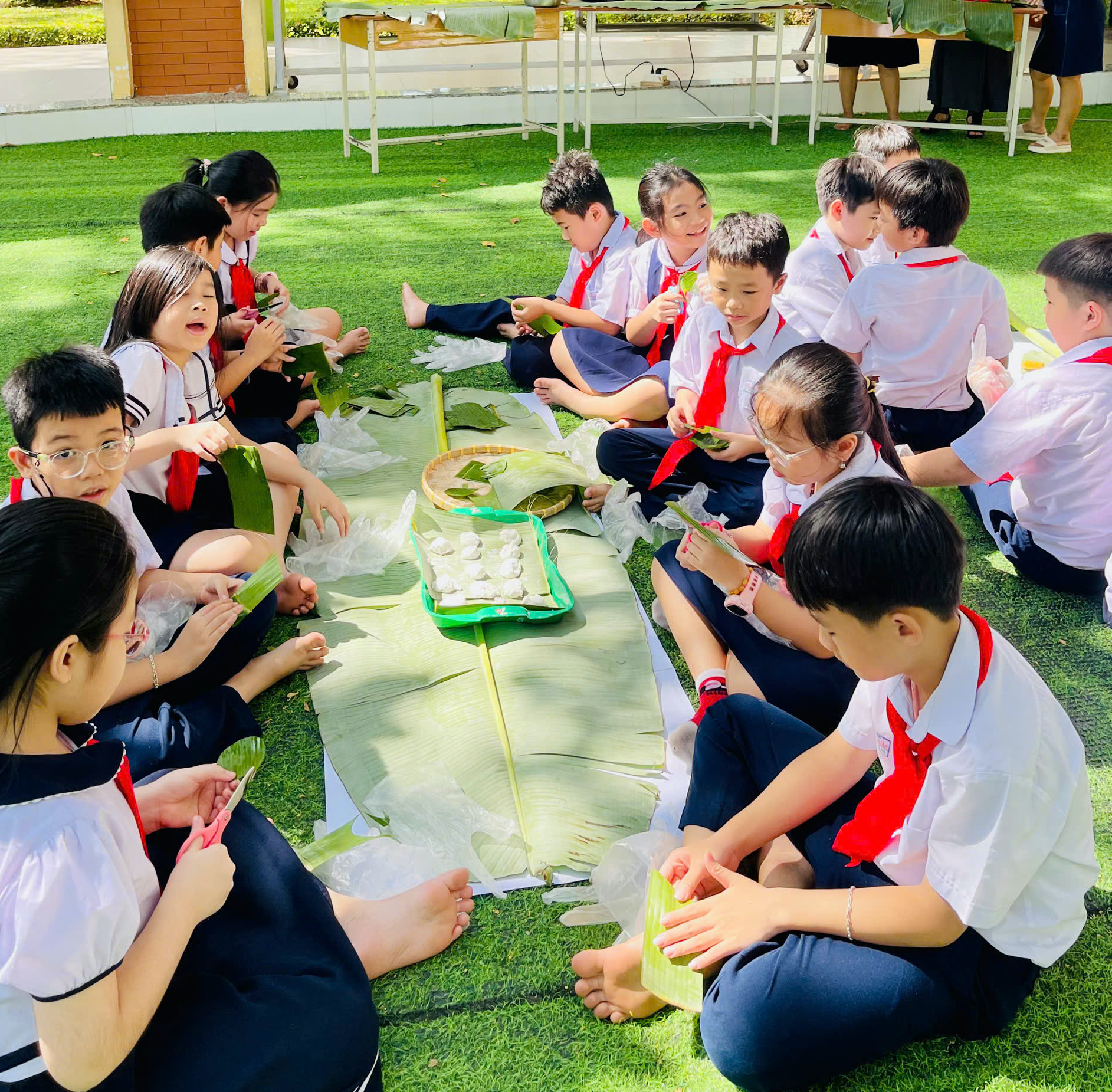Các em học sinh Trường TH Nguyễn Viết Xuân, TP.Vũng Tàu được trải nghiệm làm bánh dày tại trường.