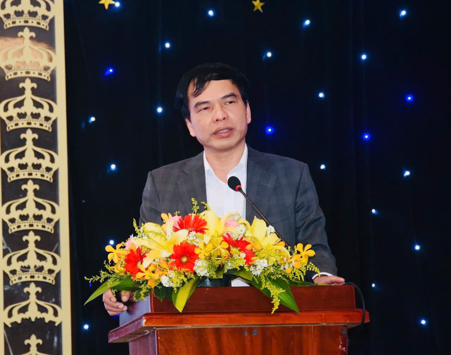 ông Mai Thế Toản, Phó Cục trưởng Cục Khoáng sản Việt Nam đã giới thiệu, phổ biến các quy định của Luật Địa chất và Khoáng sản