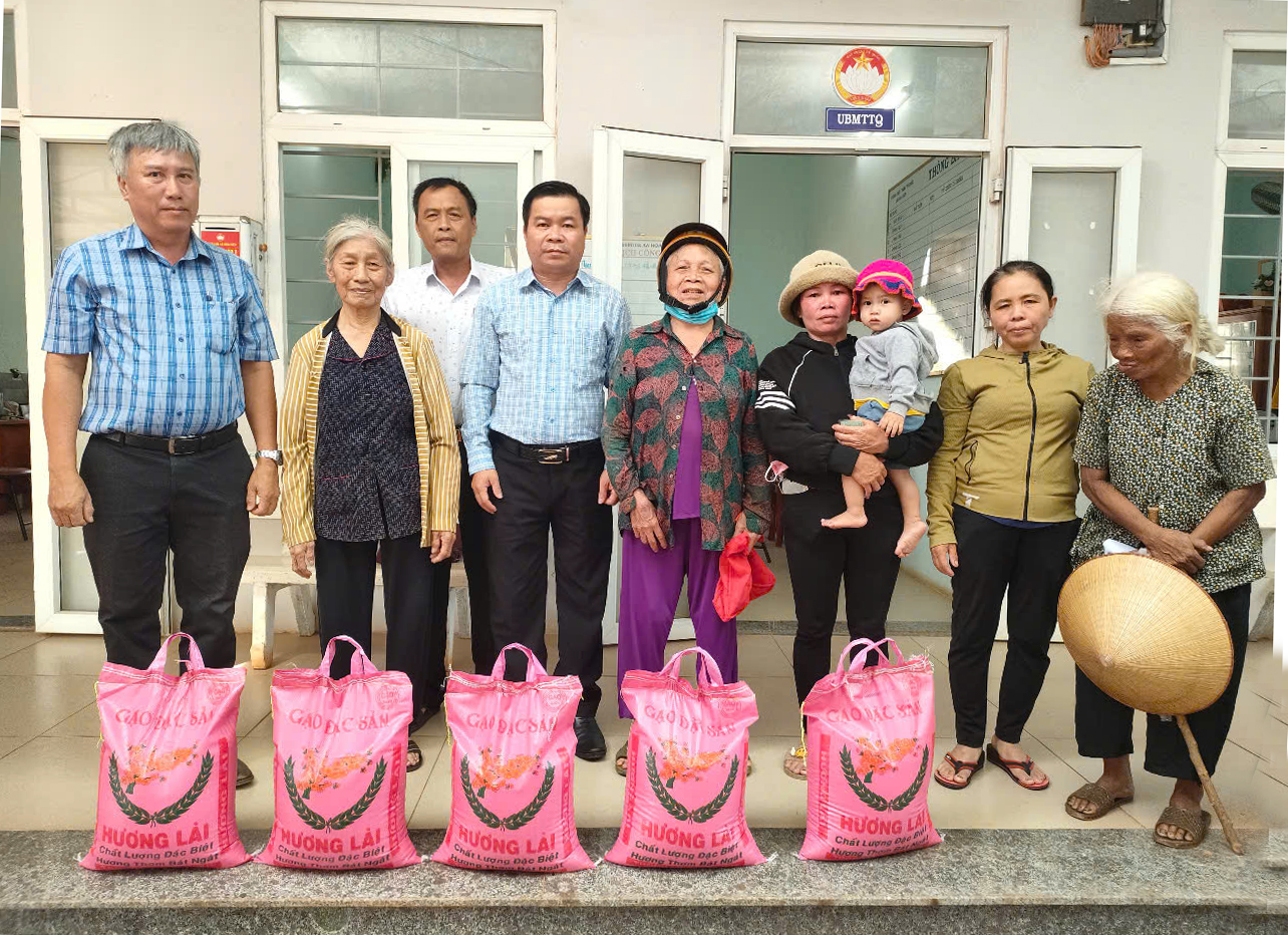Đại diện UBMTTQ Việt Nam xã Hòa Hiệp trao tiền, quà tới các hộ dân.