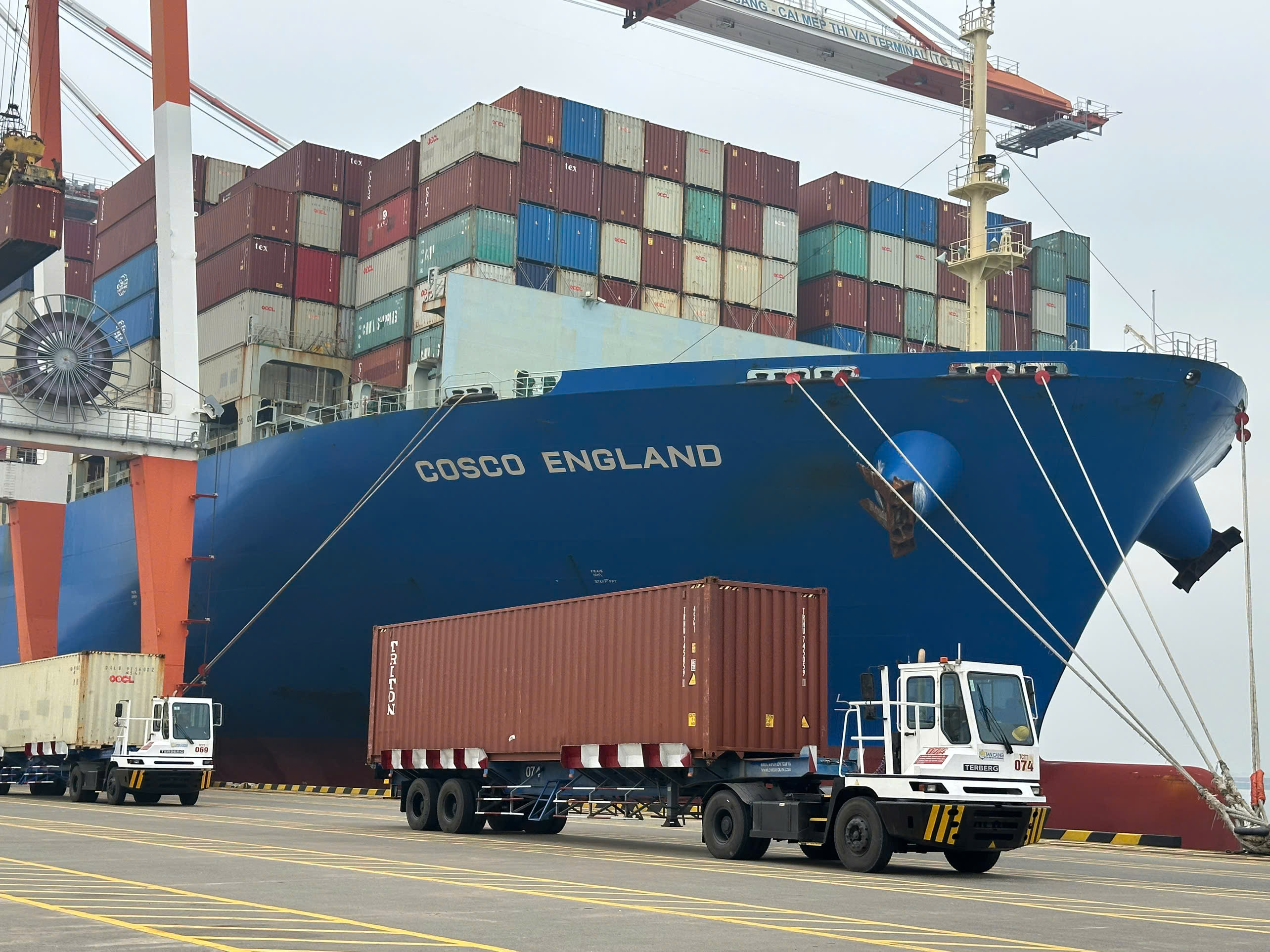 Cảng Quốc tế Tân Cảng - Cái Mép (TCTT) tiếp nhận tàu COSCO England, hoạt động xếp dỡ container diễn ra nhộn nhịp, khẳng định vai trò quan trọng trong chuỗi logistics khu vực.
