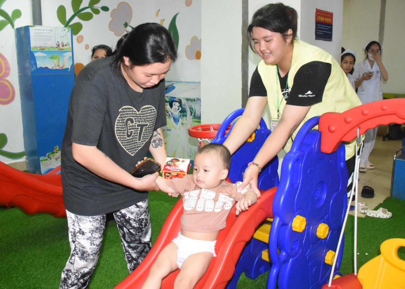 Thiếu nhi đang điều trị tại Khoa Nhi, Bệnh viện Bà Rịa có thêm không gian vui chơi.