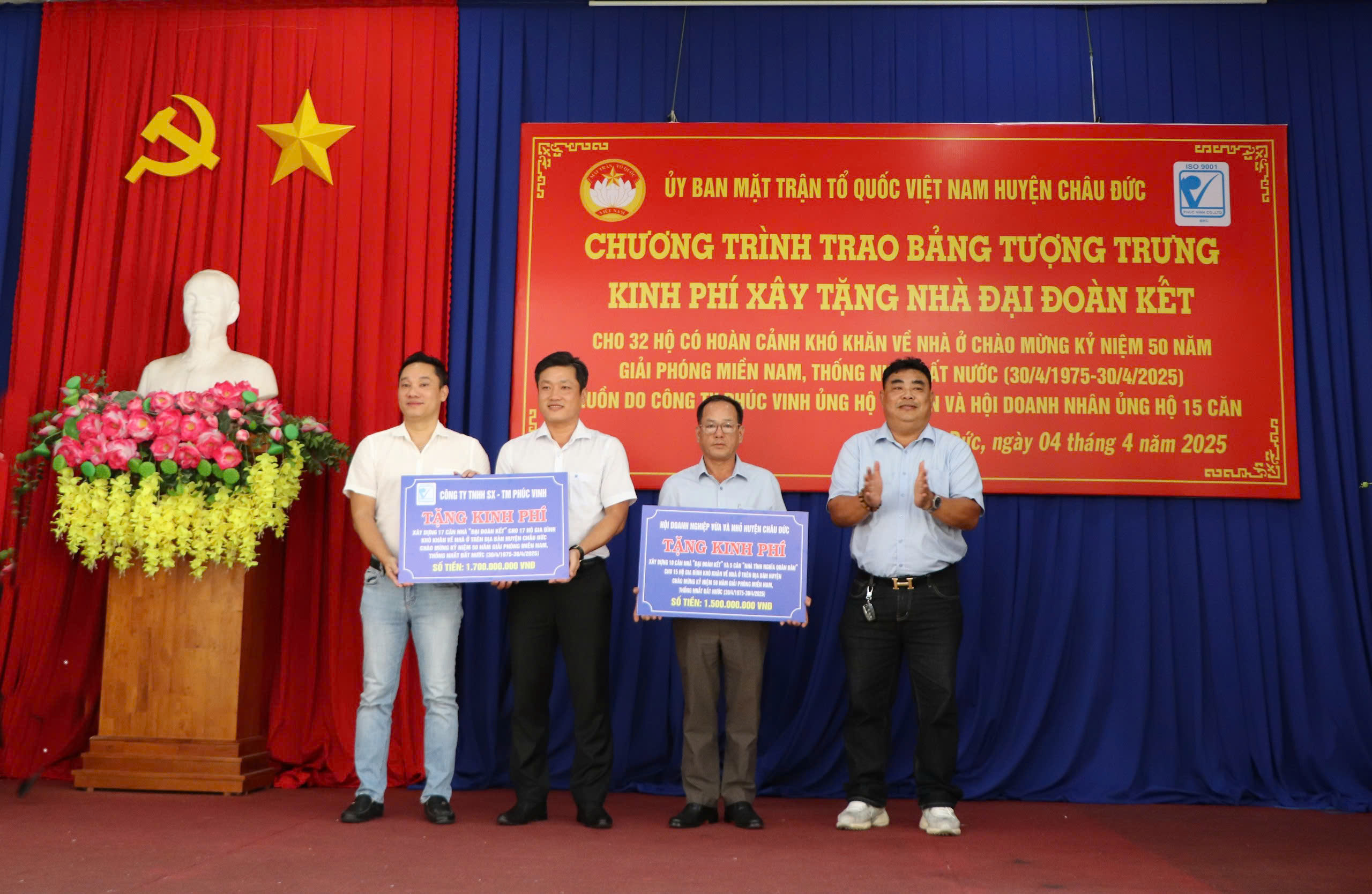 Đại diện nhà tài trợ trao bảng tượng trưng tiền ủng hộ xây nhà đại đoàn kết đến lãnh đạo UBMTTQ Việt Nam huyện Châu Đức.