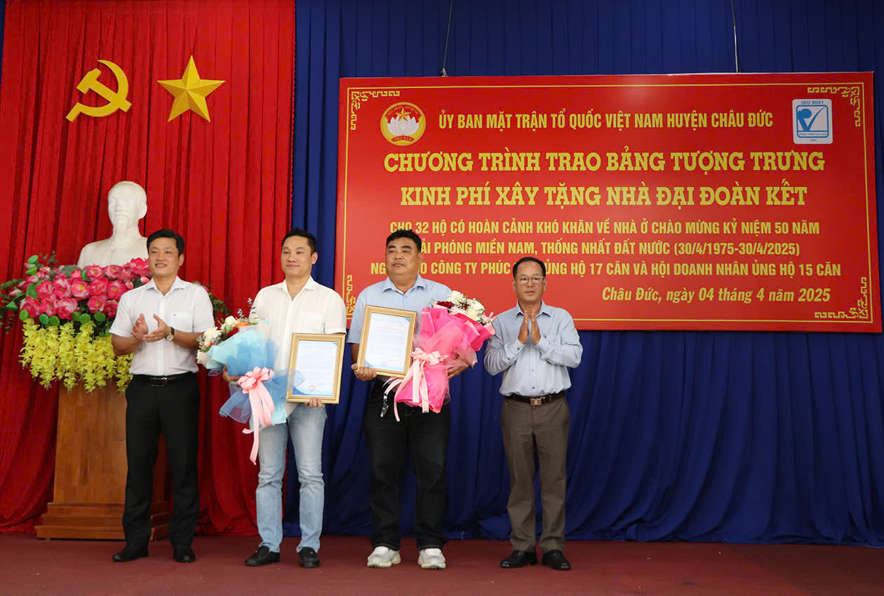 Đại diện nhà tài trợ trao bảng tượng trưng tiền ủng hộ xây nhà đại đoàn kết đến lãnh đạo UBMTTQ Việt Nam huyện Châu Đức.