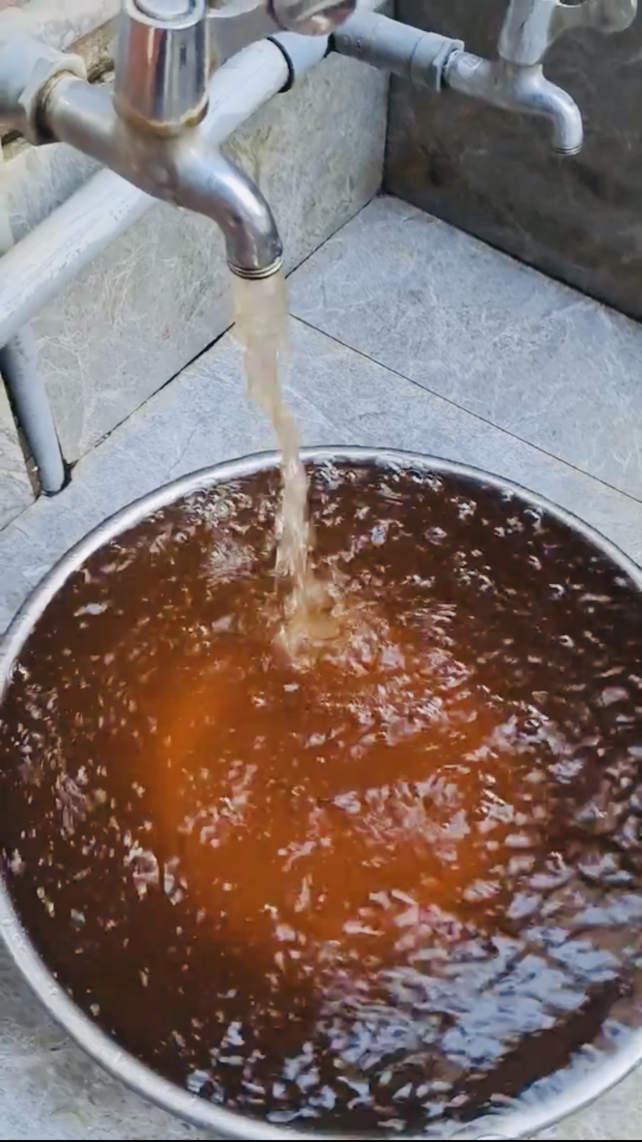 Nước máy tại nhà dân khi xả ra có màu nâu đục