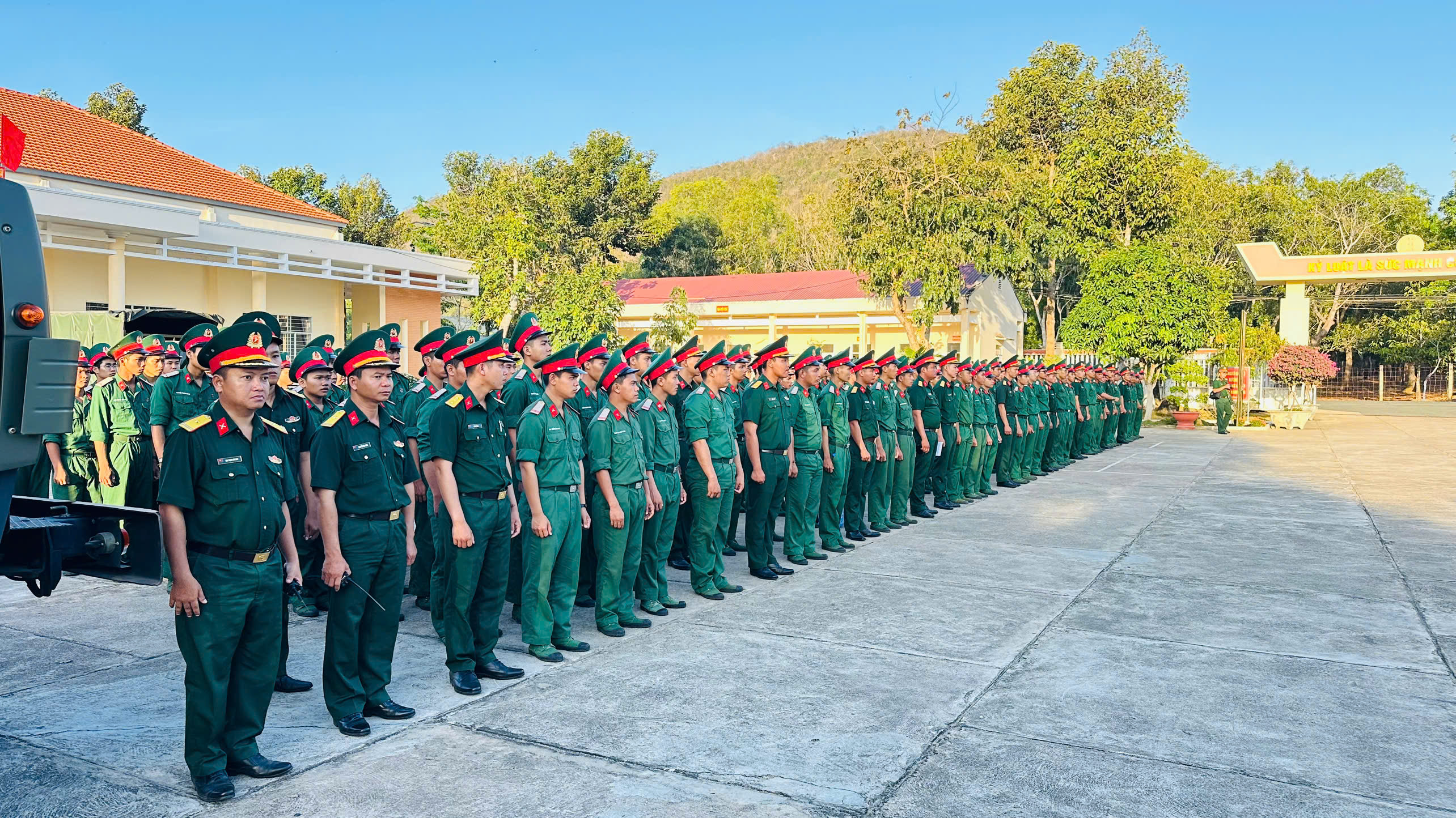 Cán bộ, chiến sĩ Trung đoàn Minh Đạm tham gia hành quân về nguồn.