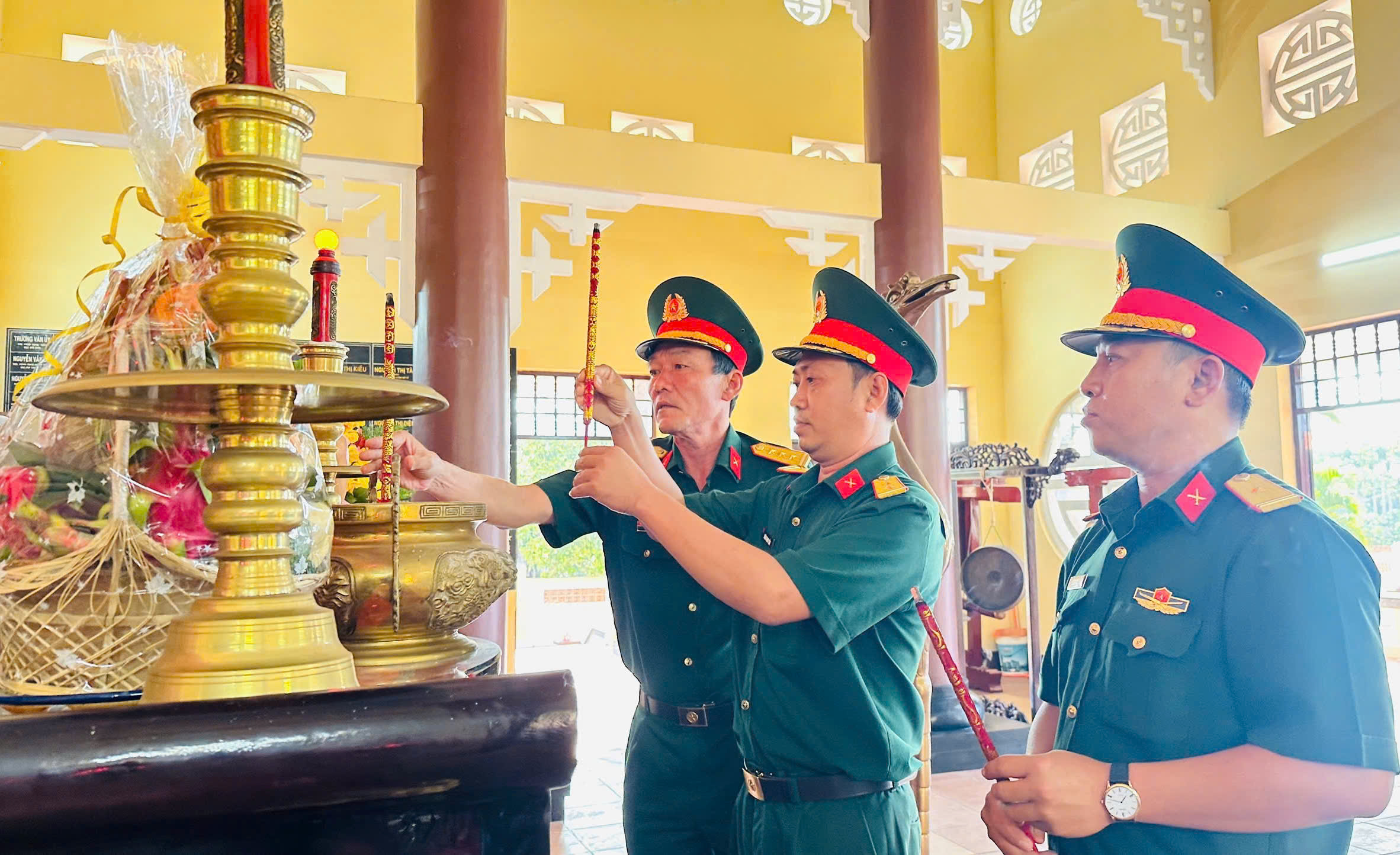 Lãnh đạo Trung đoàn Minh Đạm dâng hương tại đề thờ liệt sỹ Long Phước.