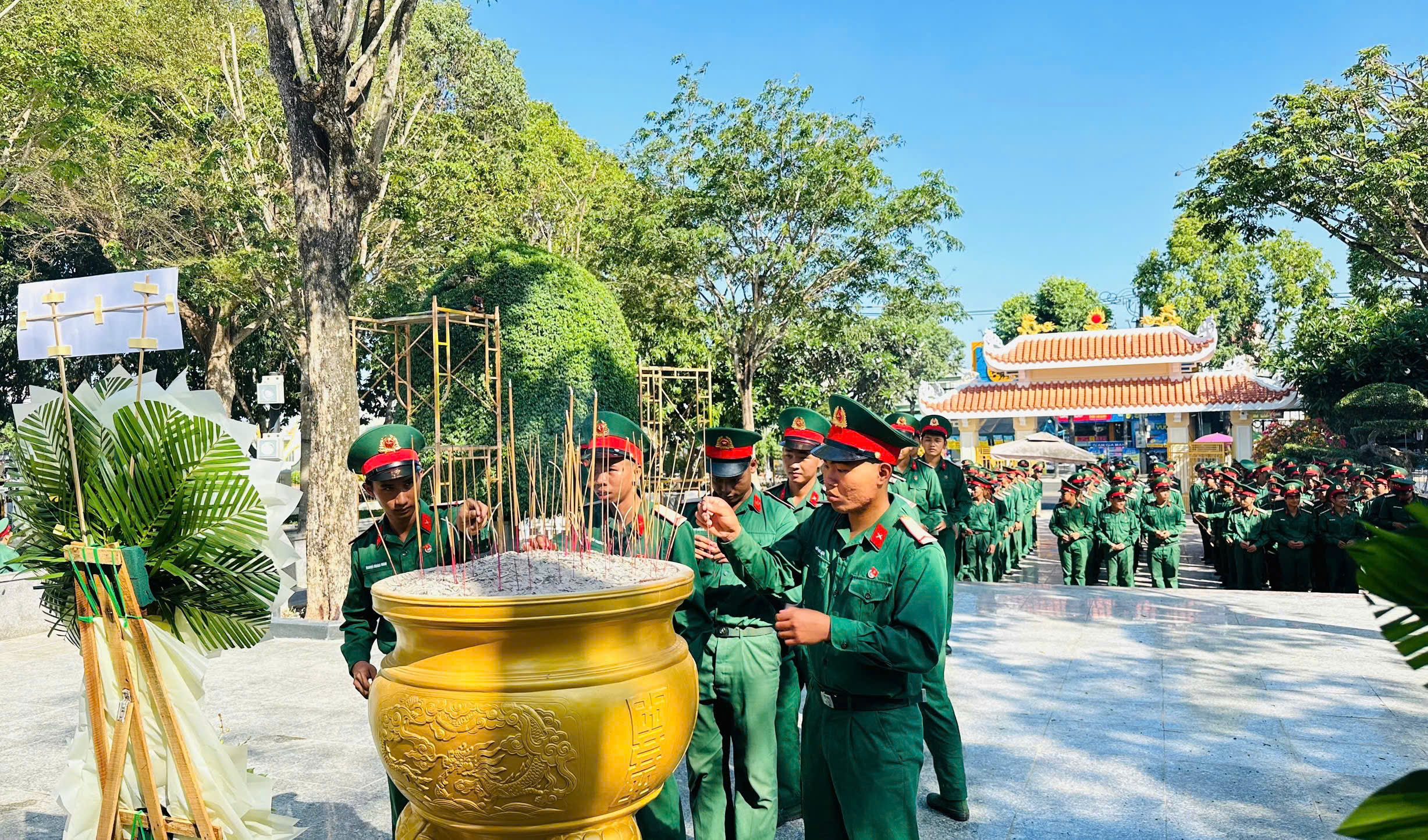 Các chiến sĩ dâng hương và tham quan đền thờ liệt sỹ Võ Thị Sáu.
