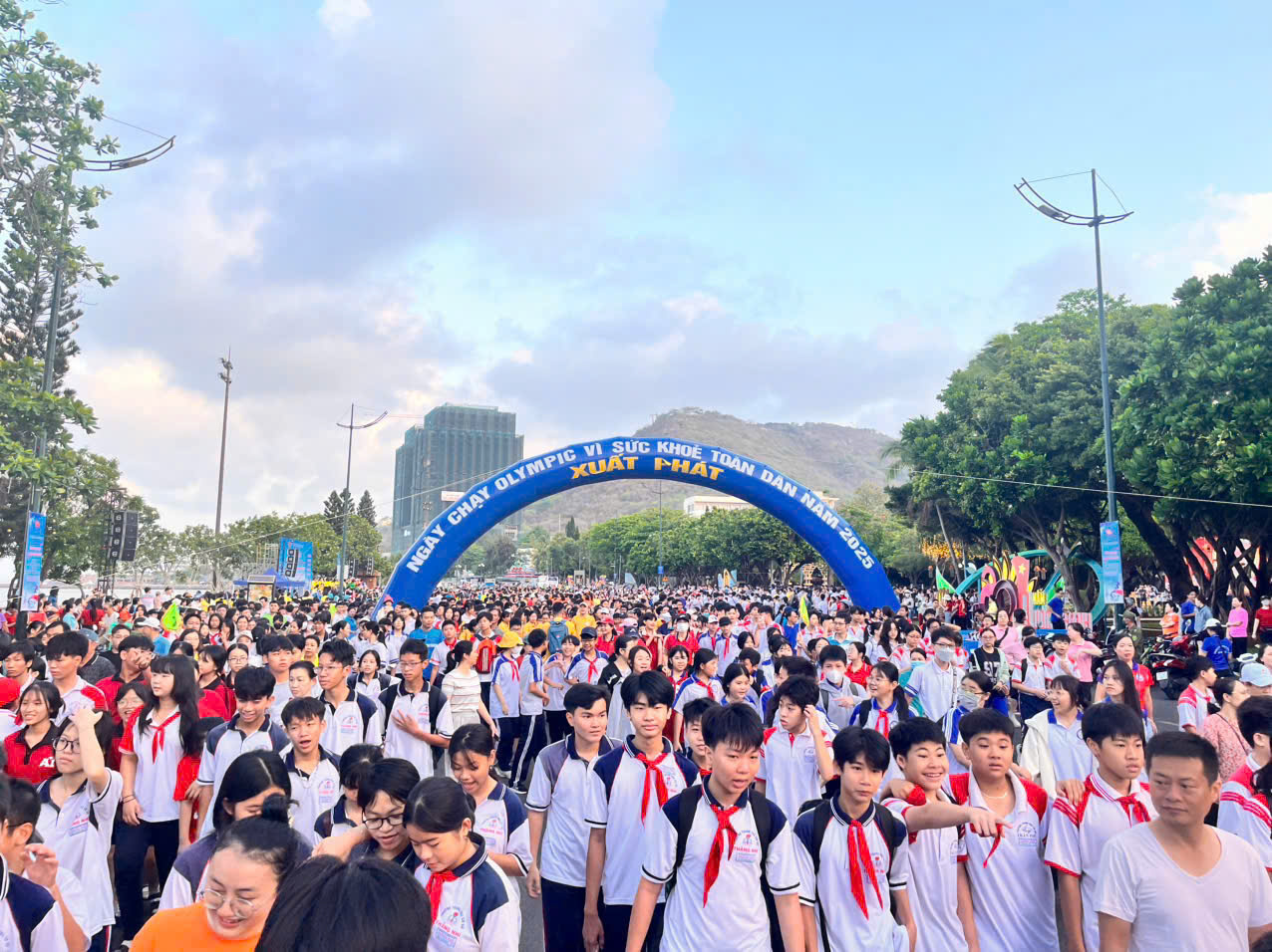 Đông đảo cán bộ, công chức, học sinh hưởng ứng ngày hội đi bộ leo núi.