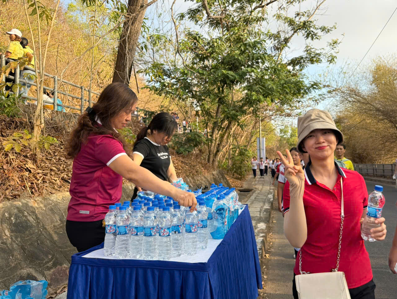 Ban tổ chức tiếp nước cho người tham gia đi bộ leo núi Hải Đăng.