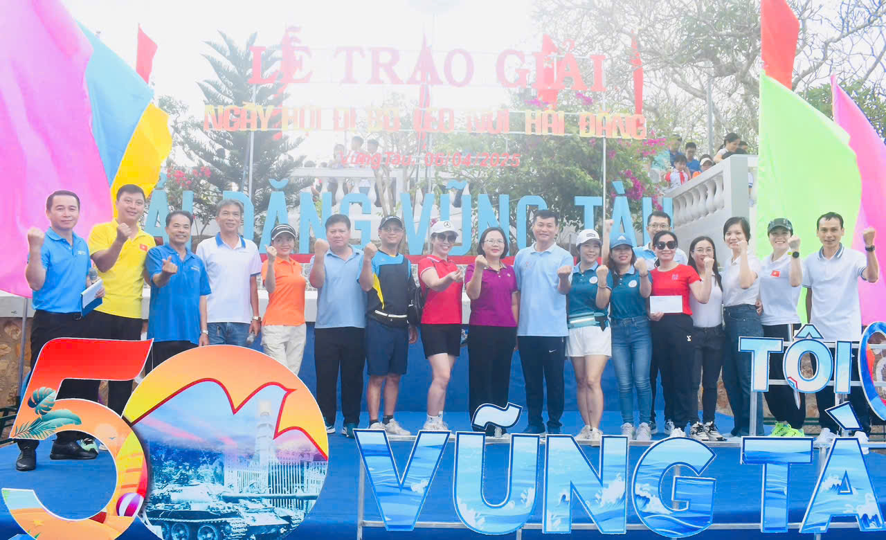 Bà Nguyễn Thị Thu Hương, Phó Chủ tịch UBND TP.Vũng Tàu trao giải đến các đoàn tham gia ngày hội đi bộ leo núi Hải Đăng.
