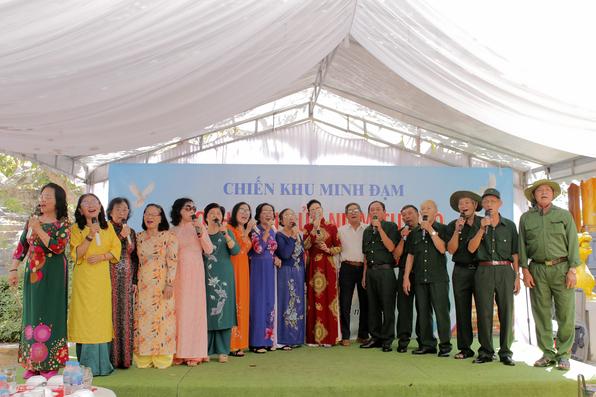 Cán bộ lão thành cách mạng; cán bộ, chiến sĩ đã từng tham gia kháng chiến tại căn cứ Minh Đạm cùng nhau cất cao lời ca tiếng hát tại buổi họp mặt.