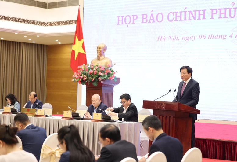 Bộ trưởng, Chủ nhiệm Văn phòng Chính phủ Trần Văn Sơn, Người phát ngôn của Chính phủ, cung cấp thông tin về tình hình KTXH tháng 3 và quý I năm 2025.