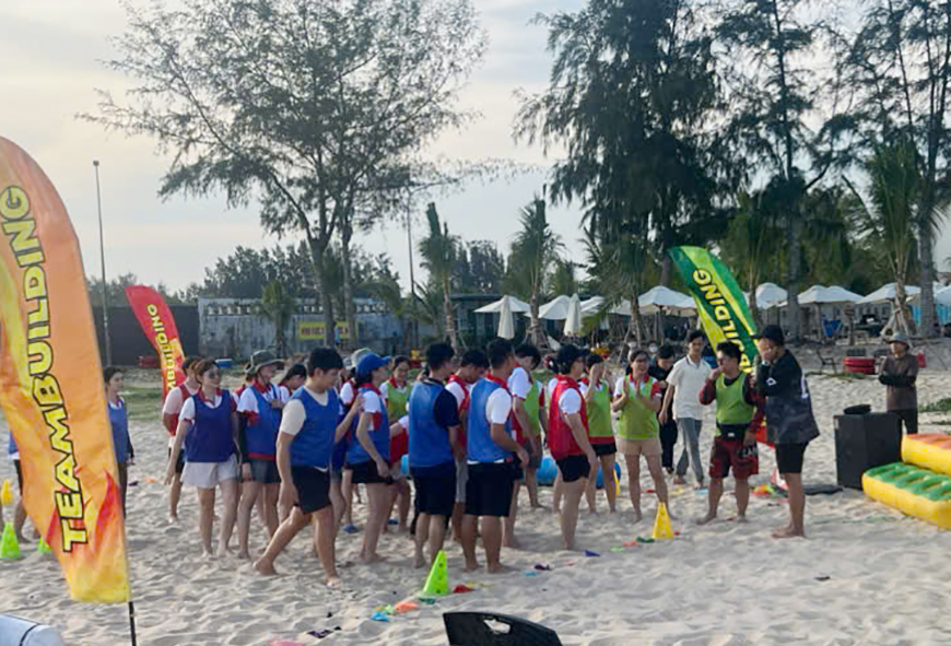 Một nhóm khách chơi teambuilding tại công viên biển Hồ Tràm.