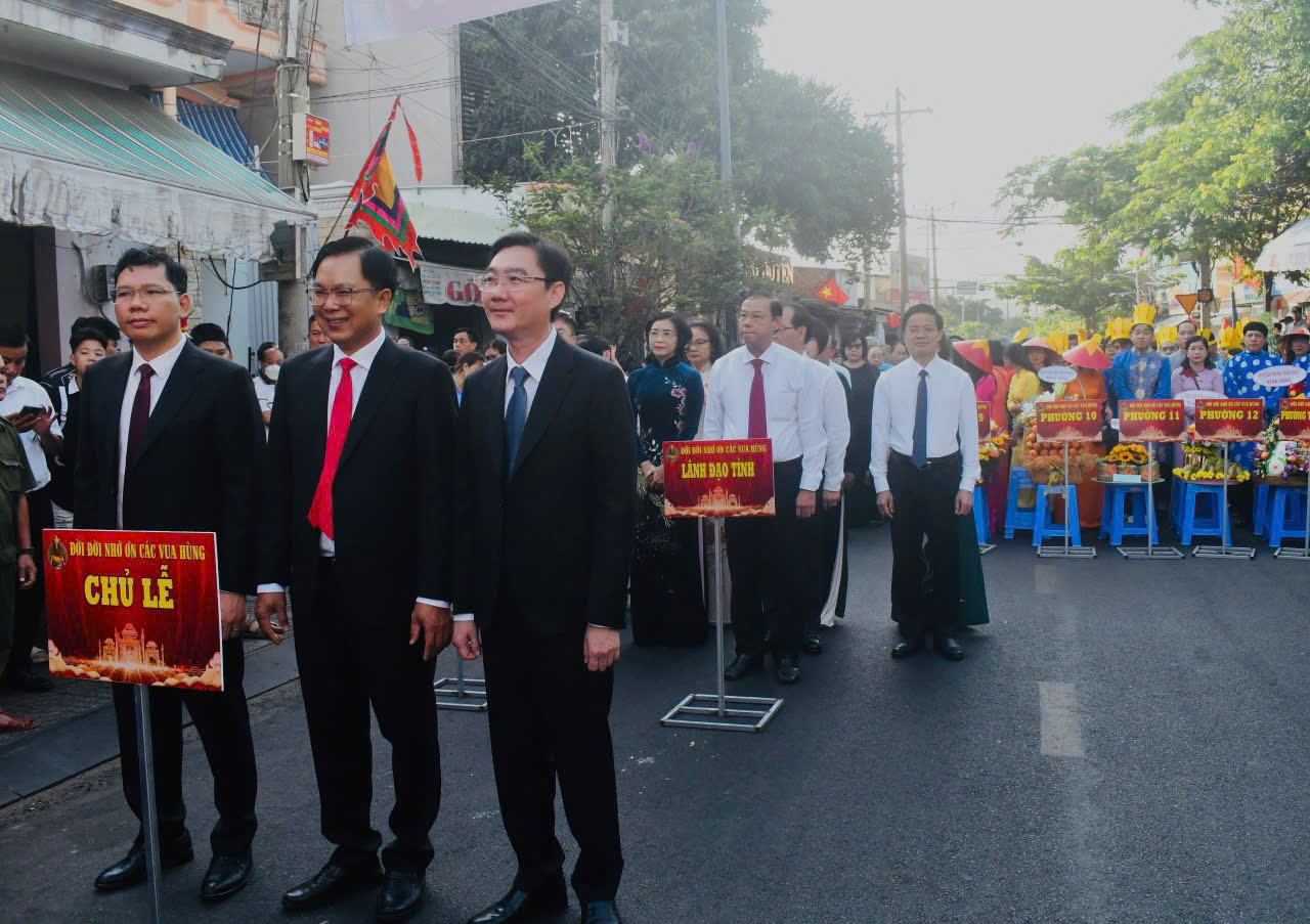 Ông Nguyễn Văn Thọ, Chủ tịch UBND tỉnh, cùng đại diện các ban, ngành, đoàn thể của tỉnh và TP.Vũng Tàu; đông đảo người dân đến dâng hương, tưởng nhớ công ơn các Vua Hùng.