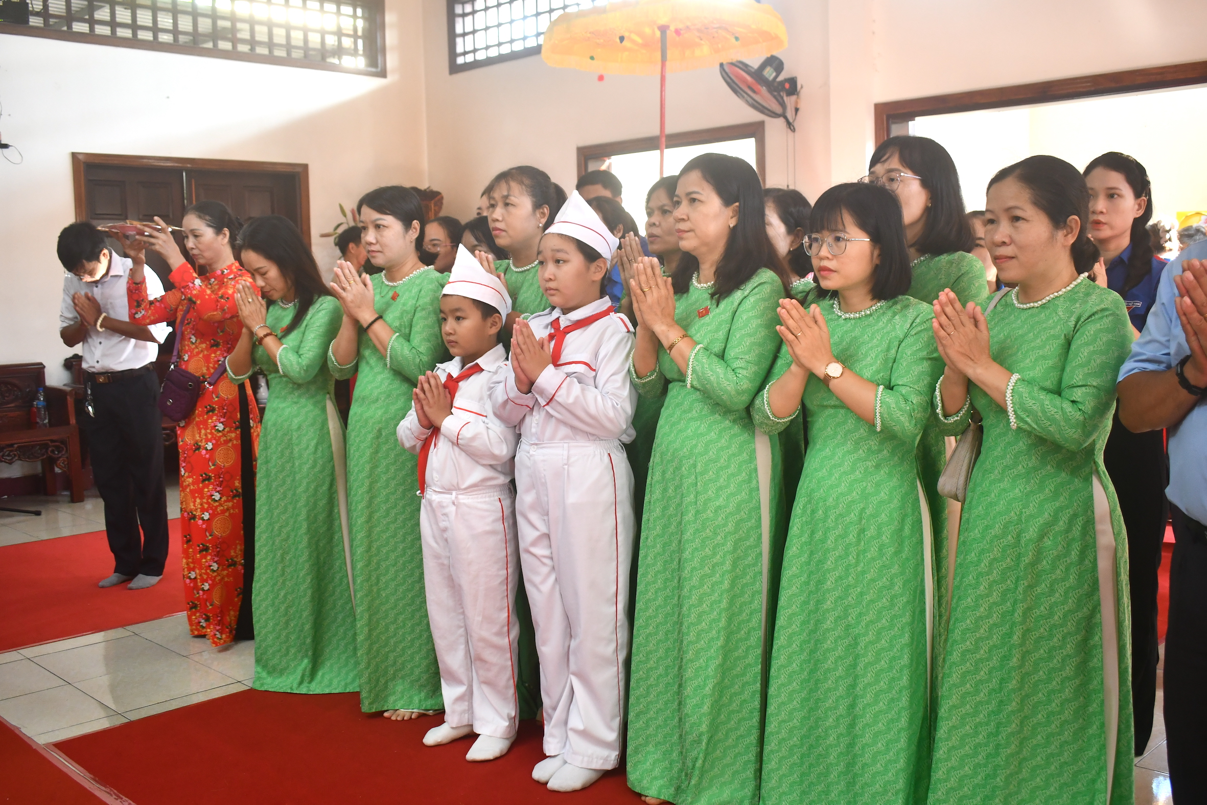 Đông đảo người dân, các em thiếu nhi đến chiêm bái, tưởng nhớ công ơn các Vua Hùng.
