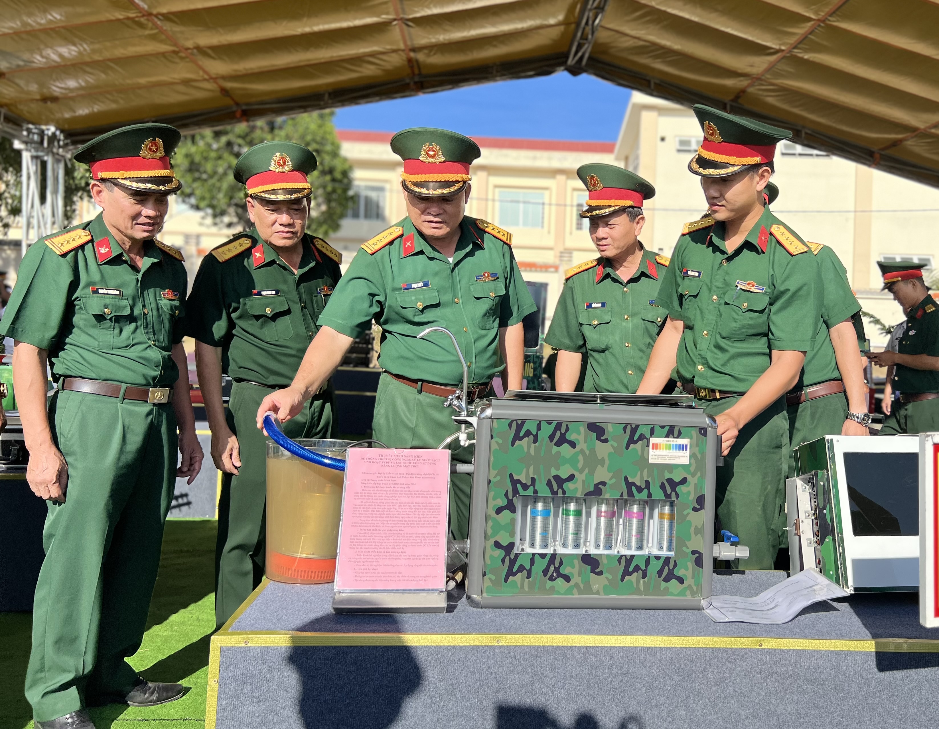 Lãnh đạo Bộ Tư lệnh Quân khu 7 và Bộ CHQS tỉnh tham quan mô hình, sáng kiến sáng tạo của lực lượng vũ trang tỉnh.