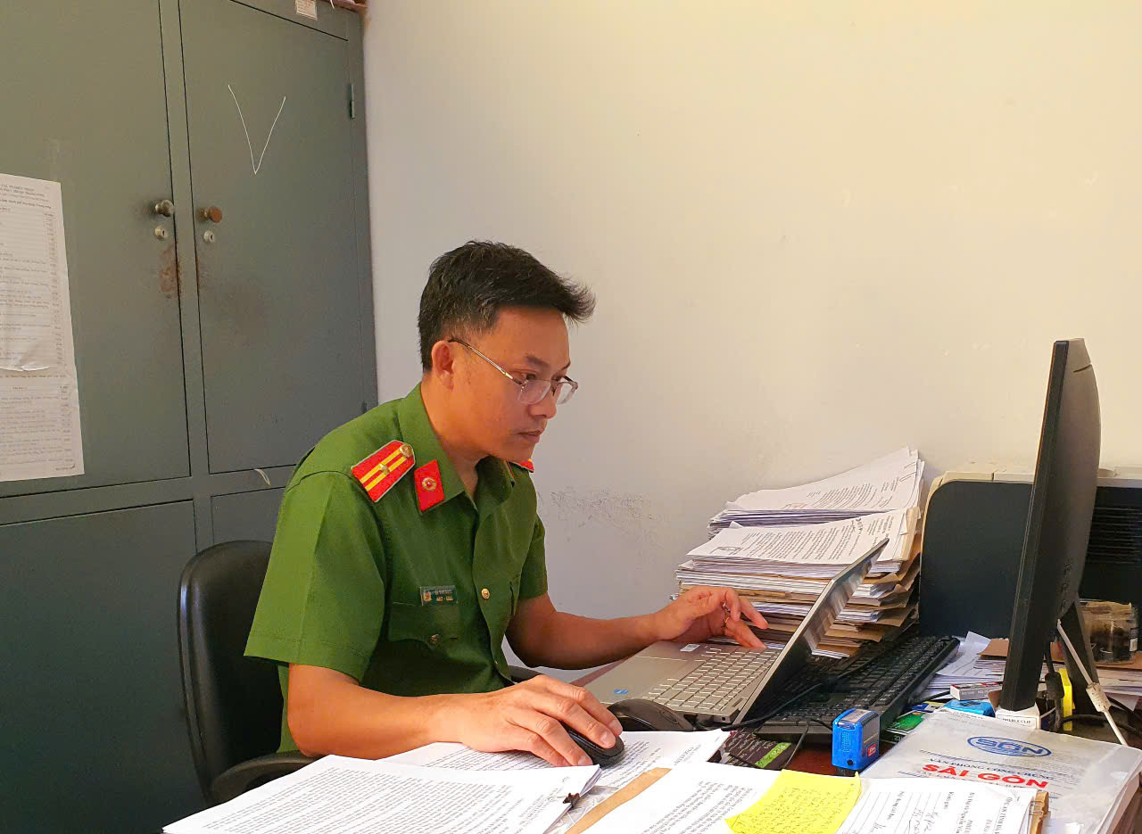 Thiếu tá Lê Văn Đồng miệt mài bên công việc trong ca trực khuya tại đơn vị.