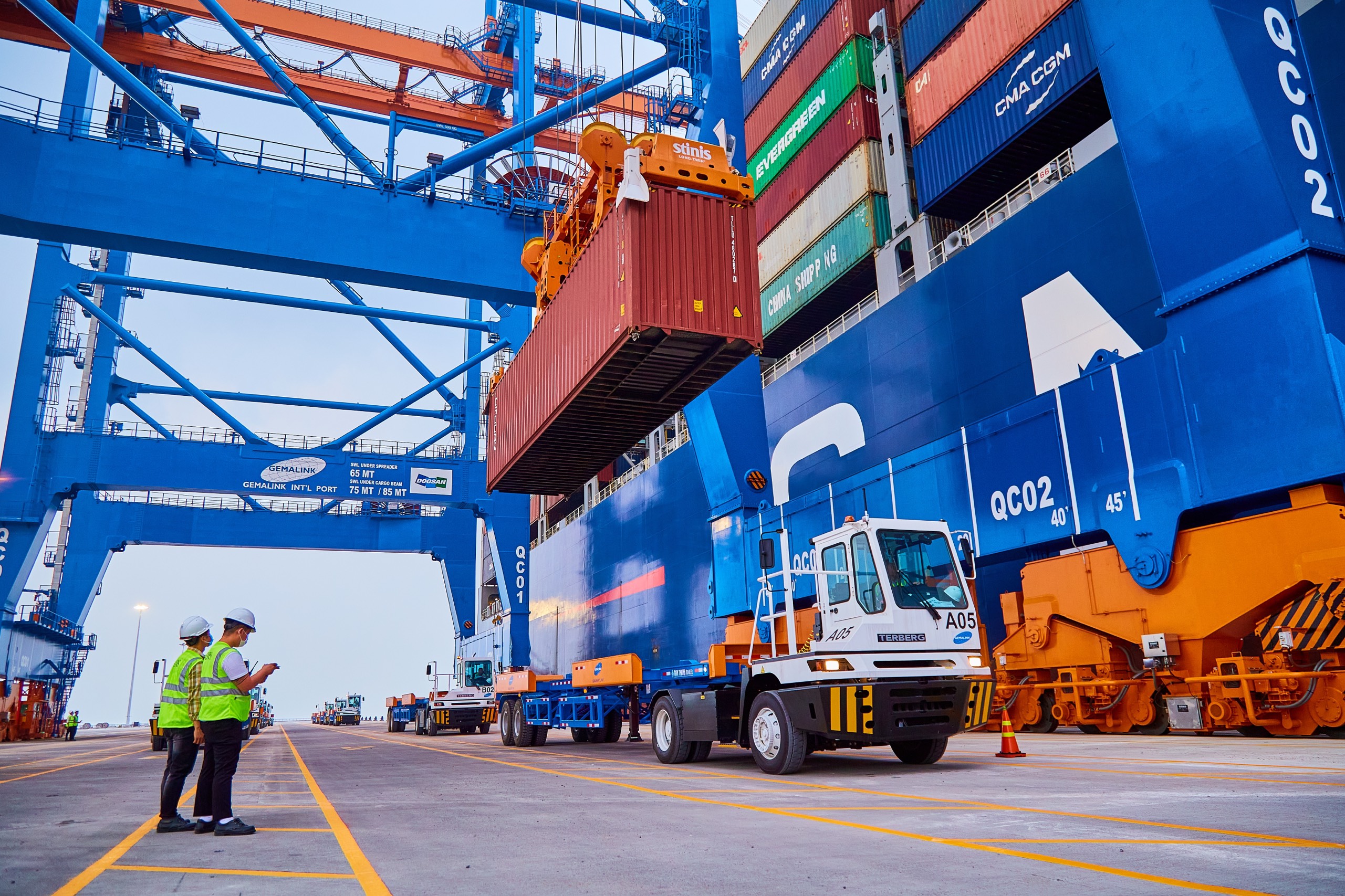 Xếp dỡ, vận chuyển hàng hóa tại cảng Gemalink.
