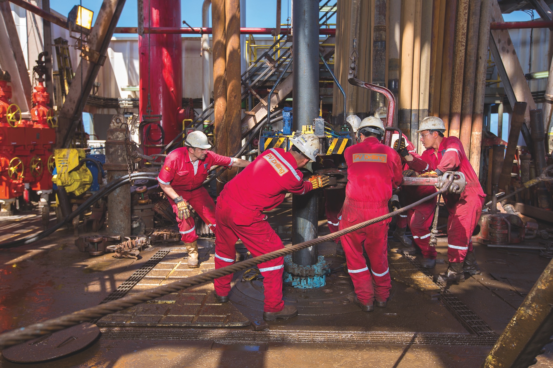 Người lao động PV Drilling làm việc trên giàn khoan.