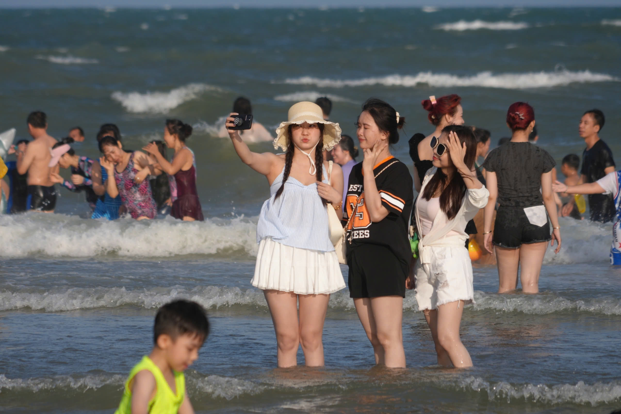 Bãi Sau luôn đông vui vào buổi chiều.