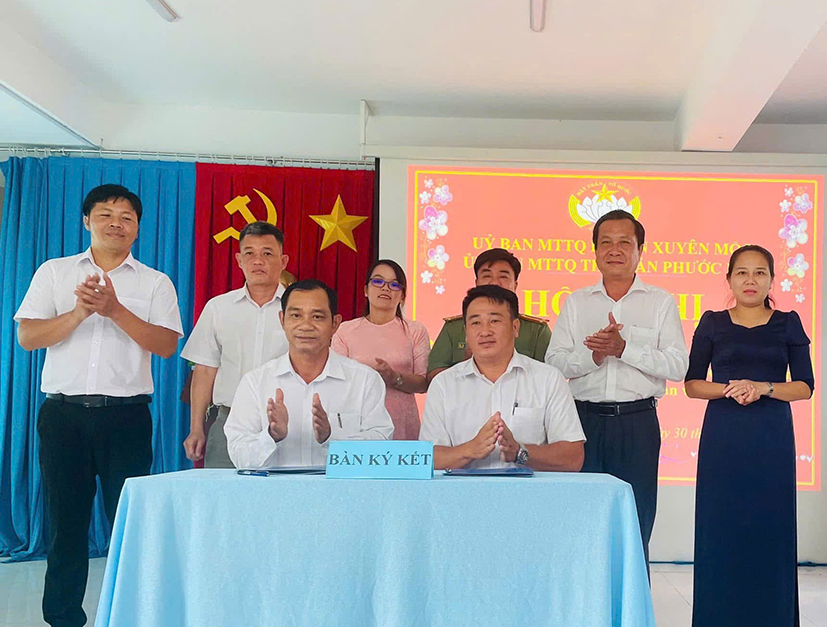 Đại diện UBMTTQ Việt Nam TT.Phước Bửu và Giáo xứ Hòa Phước ký kết mô hình “3 không”.