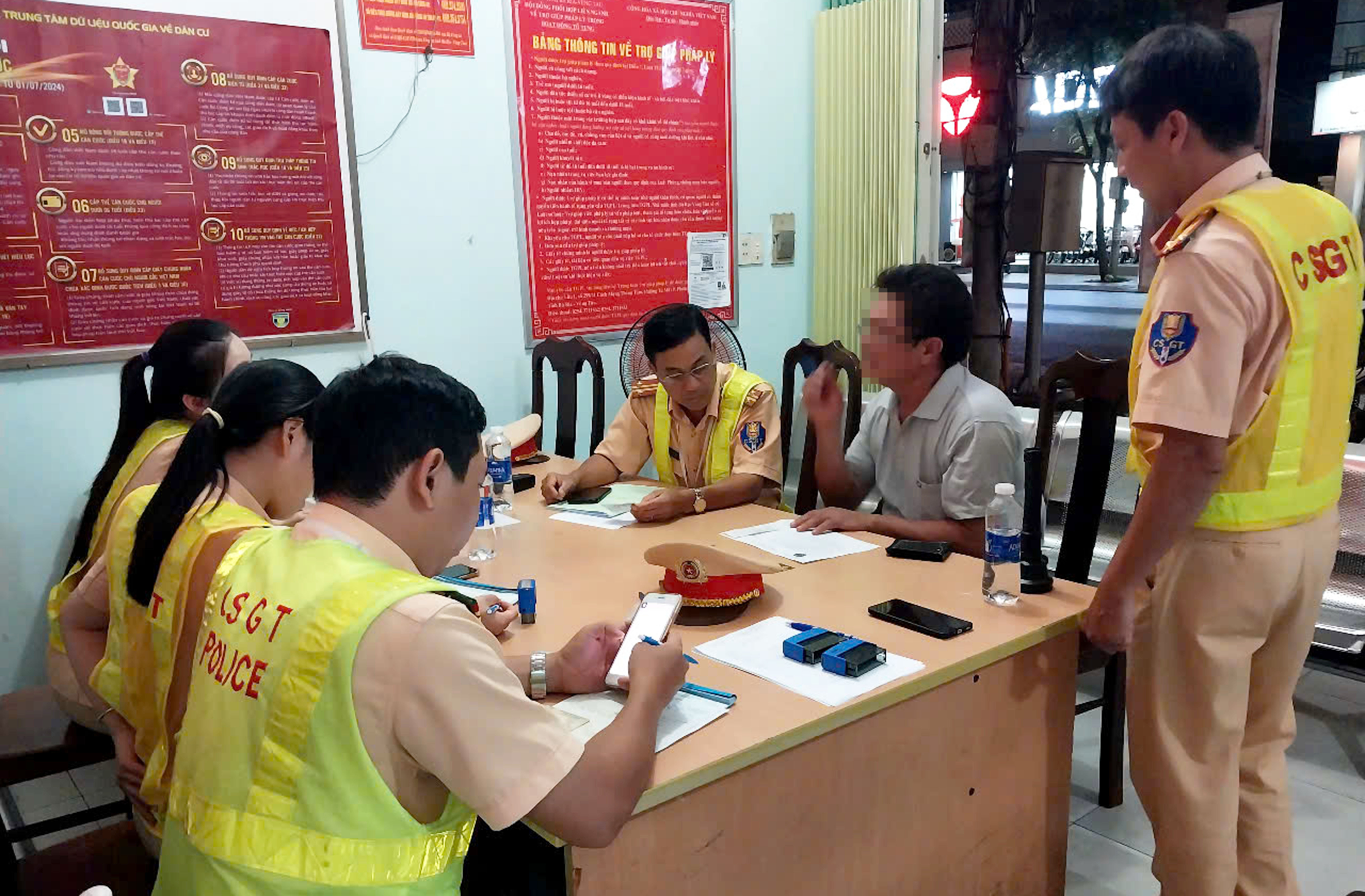 Cán bộ CSGT (Công an tỉnh) làm việc với người điều khiển phương tiện vi phạm nồng độ cồn.