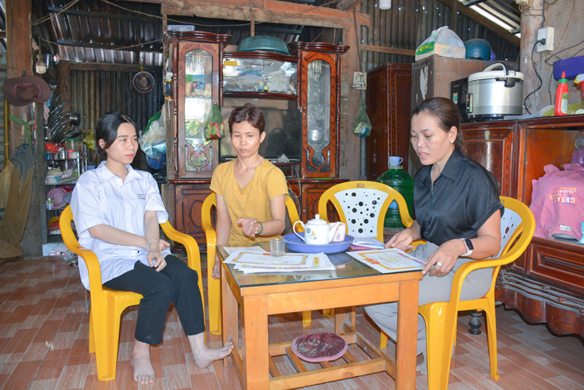 Ban điều hành ấp Khu 1, xã Bình Châu đến thăm hỏi gia đình các học sinh trong chương trình “Đỡ đầu trẻ mồ côi, trẻ em có hoàn cảnh đặc biệt khó khăn”.