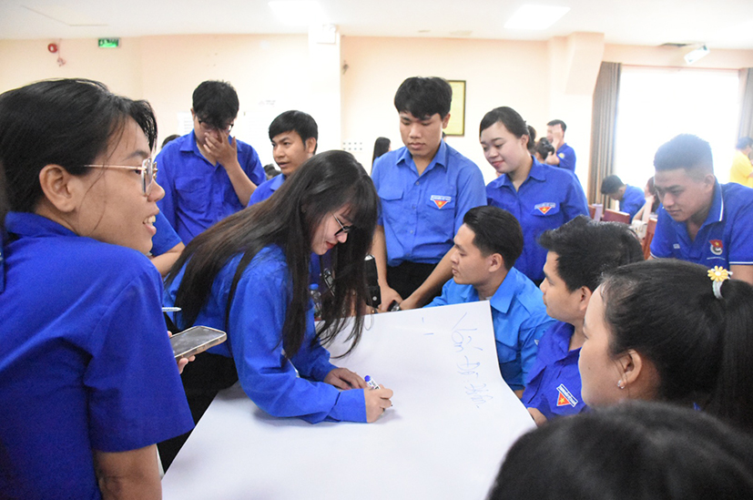 Cán bộ Hội làm việc nhóm đóng góp ý kiến về nội dung tư duy sáng tạo và kỹ năng thực hành xã hội.