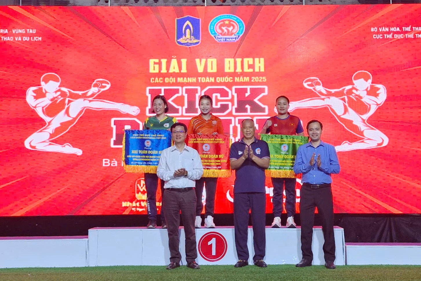 Ban tổ chức trao giải Nhất, Nhì, Ba cho các đội nữ xuất sắc.