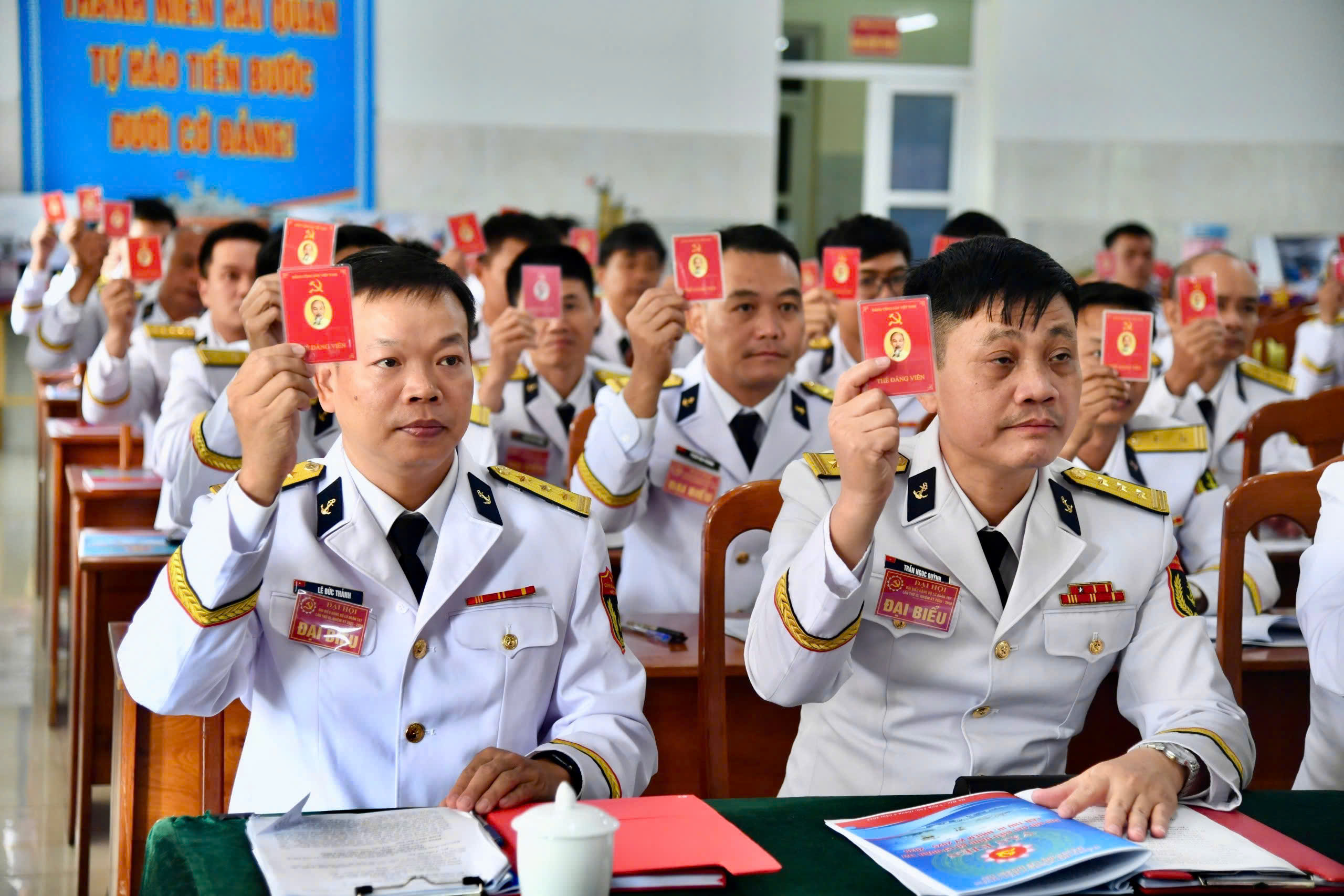 Các đại biểu biểu quyết thông qua kết quả thẩm tra tư cách đại biểu.