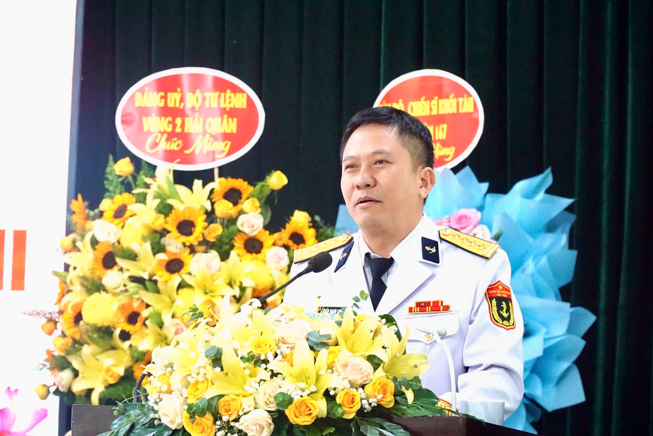 Đại tá Trần Mạnh Chiến, Bí thư Đảng ủy, Chính ủy Vùng 2 Hải quân dự và phát biểu chỉ đạo tại đại hội.