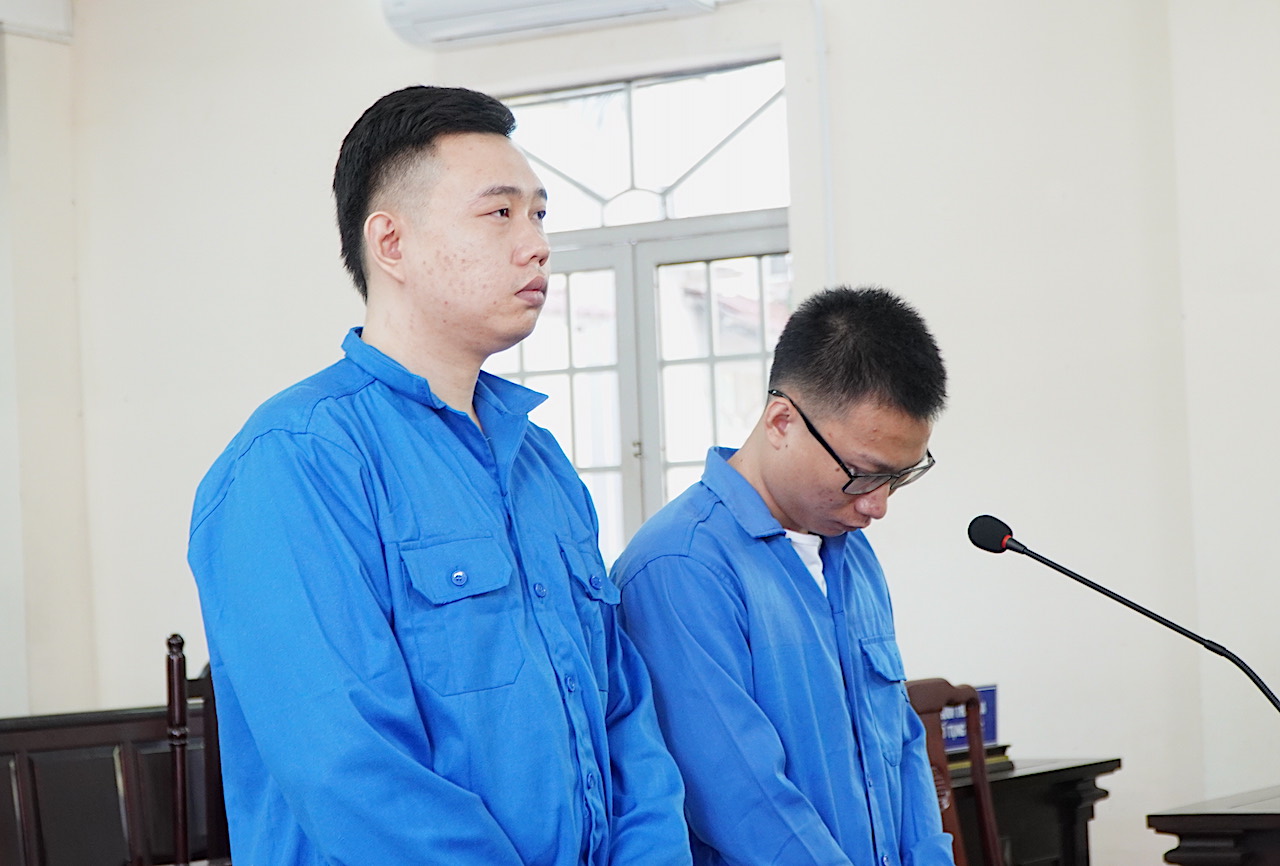 Hai bị cáo tại phiên xét xử.