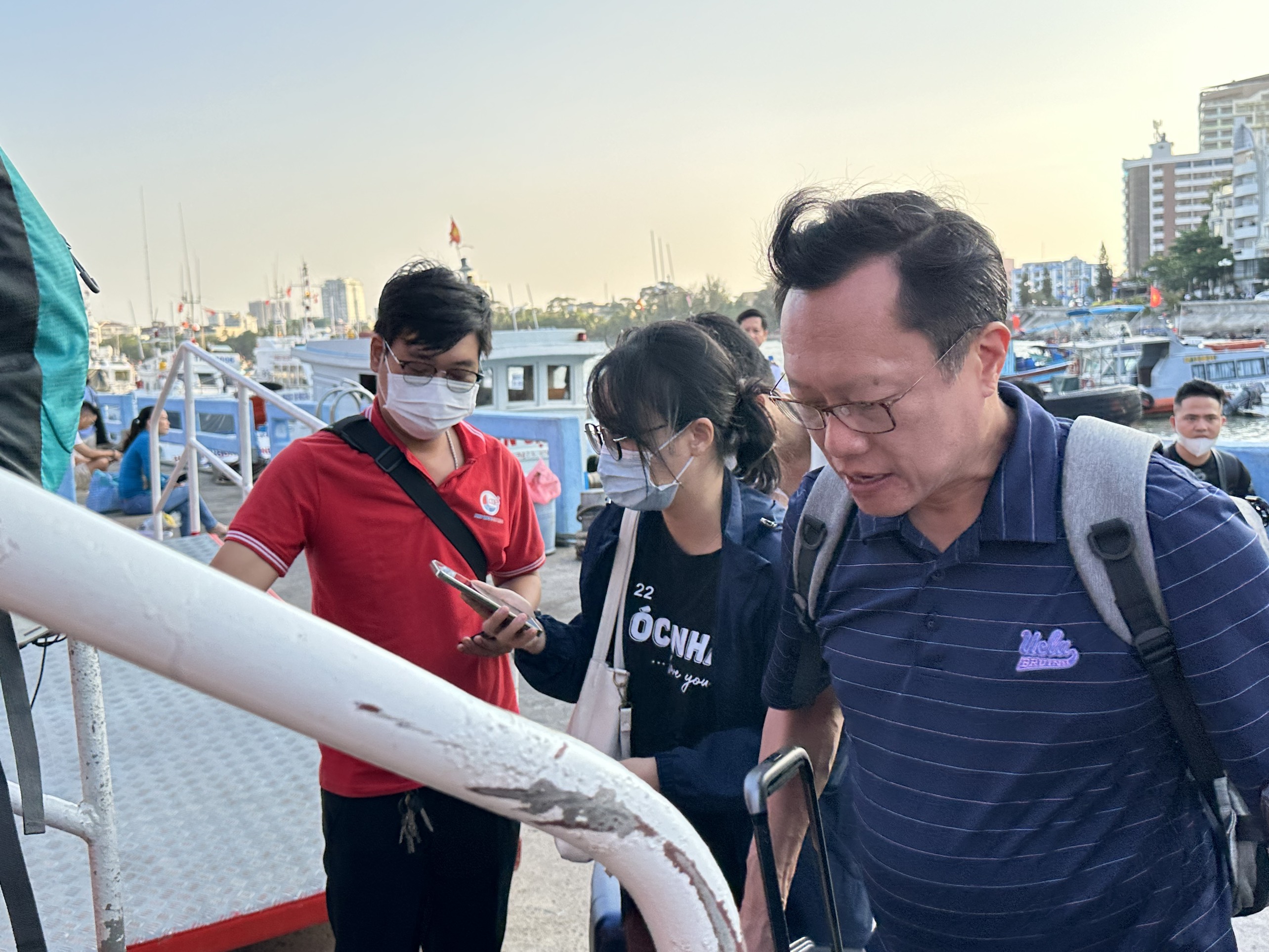 Hành khHành khách được hoàn 100% tiền vé khi tàu Thăng Long tạm ngừng chạy. Trong ảnh:   .Hành khách lên tàu cao tốc Thăng Long đi Côn Đảo