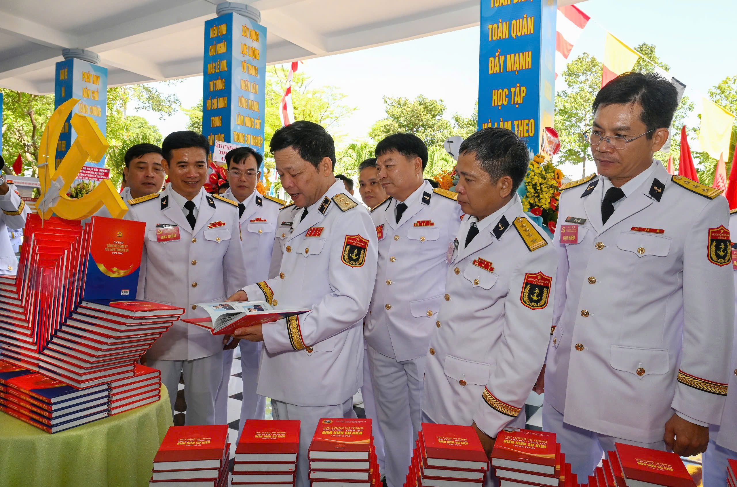 Các đại biểu tham quan trưng này mô hình sách tại đại hội.