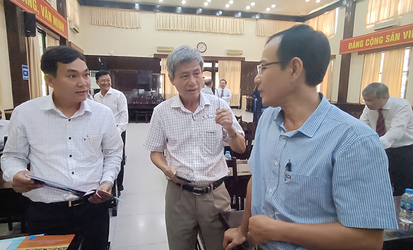 Đại biểu trí thức trao đổi bên lề buổi gặp mặt.