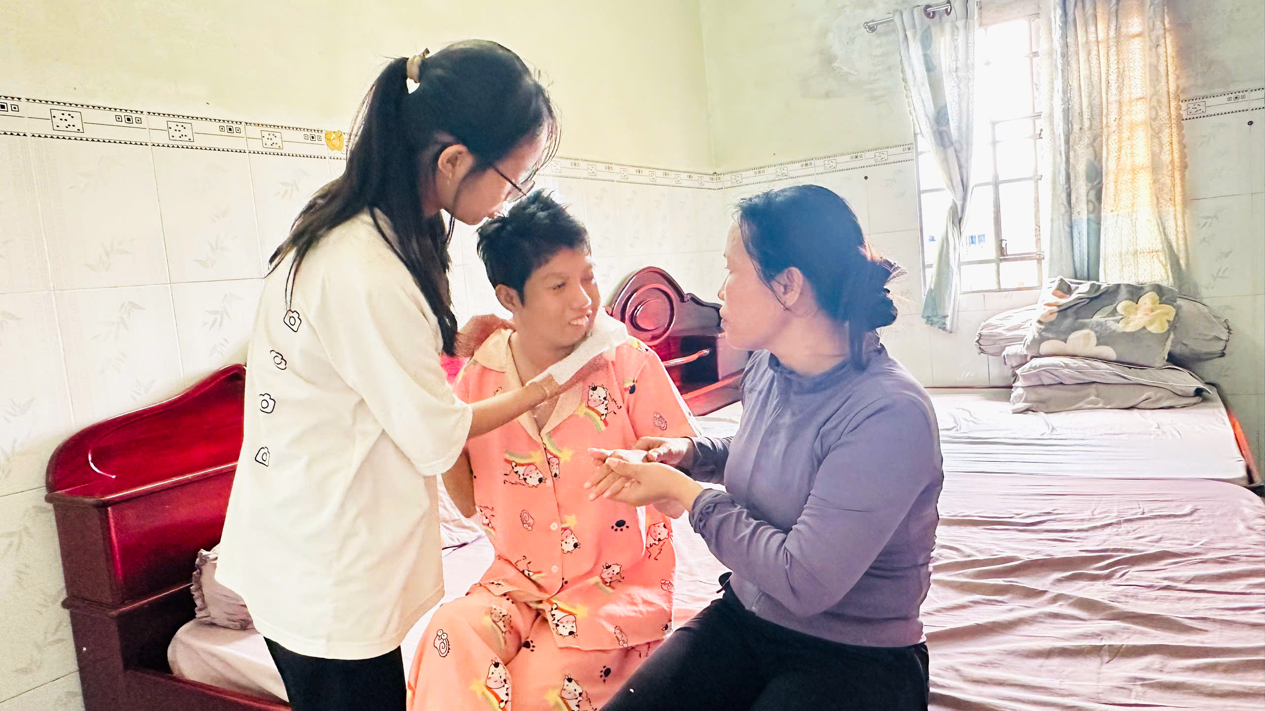 Kim Hạnh phụ mẹ chăm chị bị bệnh.