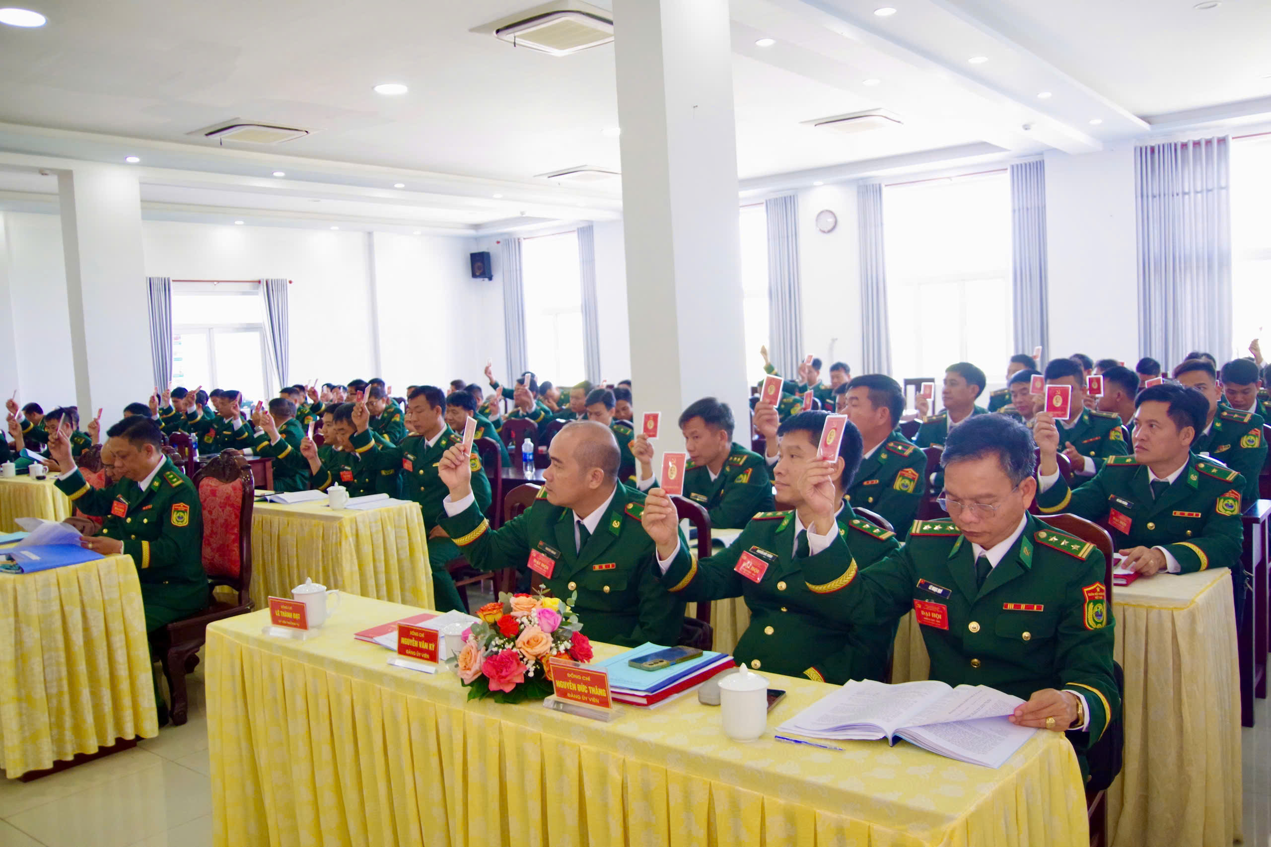 Các đại biểu tham gia biểu quyết tại đại hội.