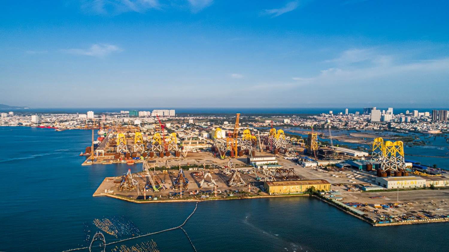 Trong xu hướng phát triển mới, Petrovietnam tập trung vào 3 trụ cột chính là Năng lượng - Công nghiệp - Dịch vụ. Trong ảnh: Công trường chế tạo chân đế điện gió ngoài khơi tại Trung tâm công nghiệp năng lượng và hậu cần kỹ thuật PTSC, TP Vũng Tàu)