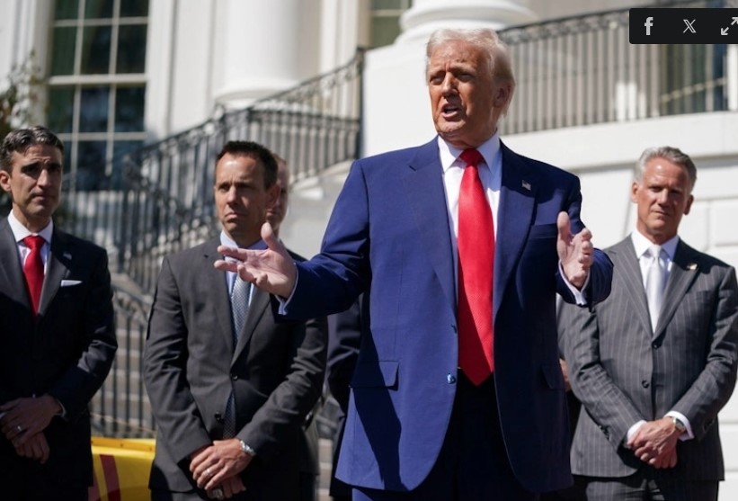 Tổng thống Mỹ Donald Trump xuất hiện trước Nhà Trắng sau khi thông báo hoãn thuế. Ảnh: Reuters