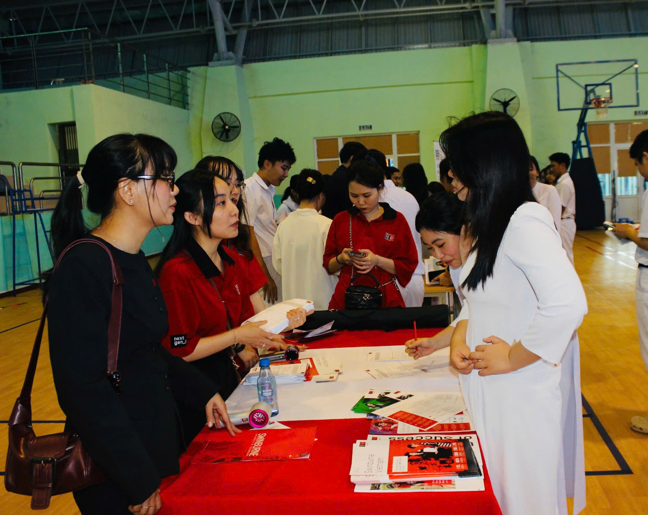 Học sinh tham dự chương trình tư vấn tuyển sinh - hướng nghiệp năm 2025.