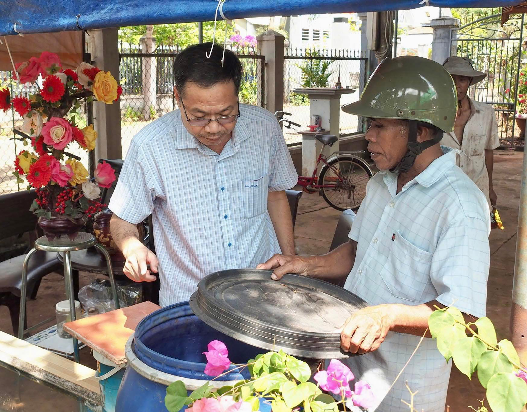 Ông Nguyễn Viết Điện, Giám đốc Trung tâm Kiểm soát bệnh tật tỉnh giám sát công tác phòng, chống sốt xuất huyết tại huyện Châu Đức.