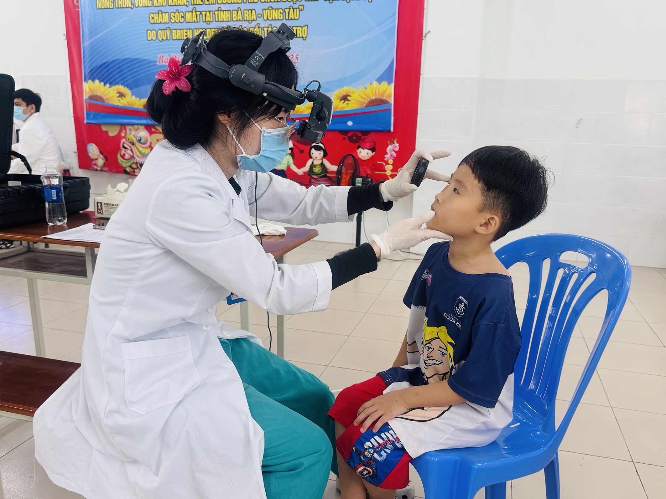 Bác sĩ khám mắt cho trẻ em ở Trung tâm Bảo trợ trẻ em TP.Vũng Tàu.