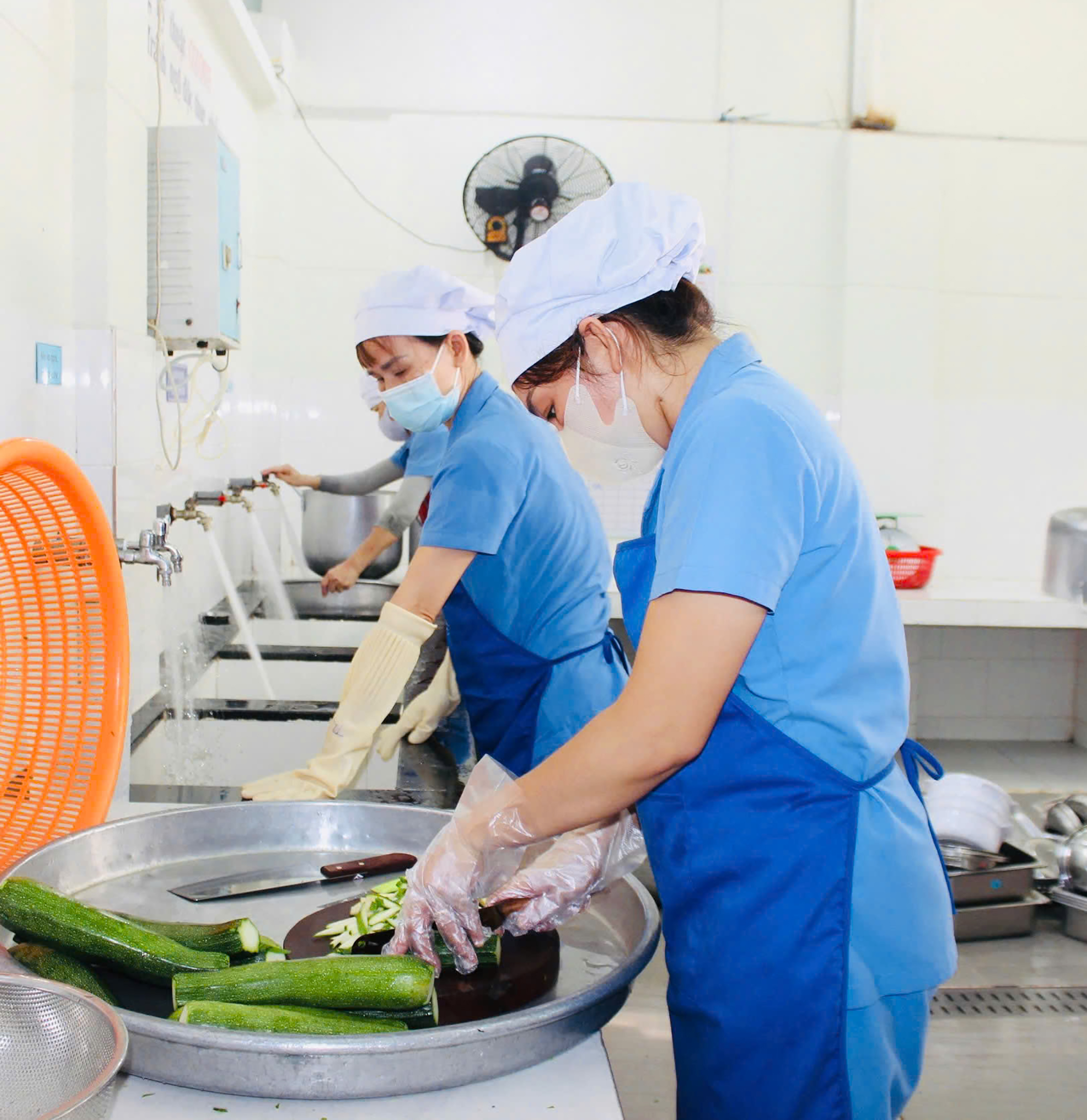 Các cơ sở giáo dục tổ chức bữa ăn bán trú trong trường học phải bảo đảm các yêu cầu về phòng, chống dịch bệnh và các điều kiện về an toàn thực phẩm theo quy định. Trong ảnh: Bếp ăn một chiều tại Trường MN Hiển Vinh (TP.Vũng Tàu).