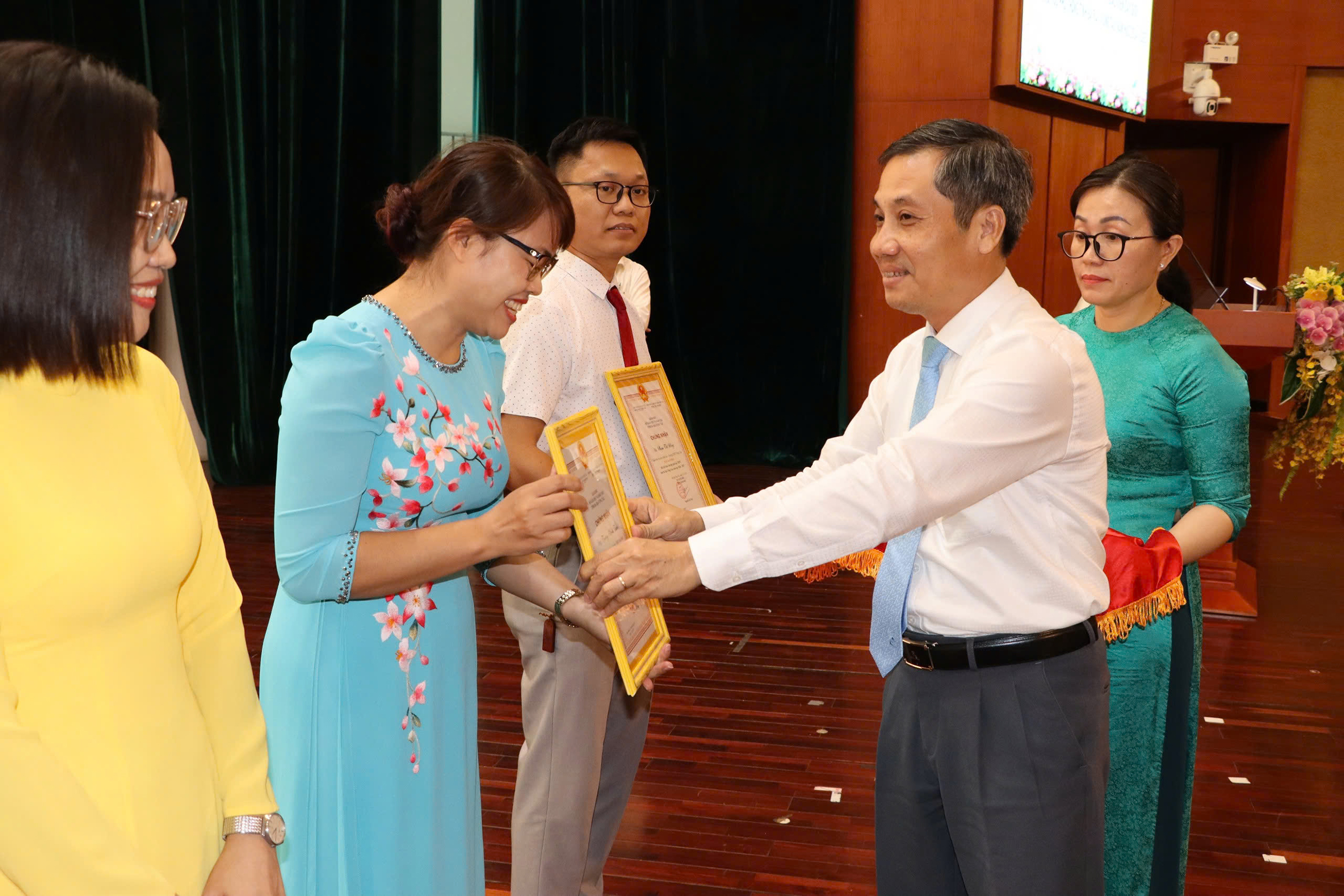 Ông Nguyễn Kế Toại, Phó Giám đốc Sở GD-ĐT, trao chứng nhận “Giáo viên dạy giỏi cấp tỉnh” cho thầy cô giáo.
