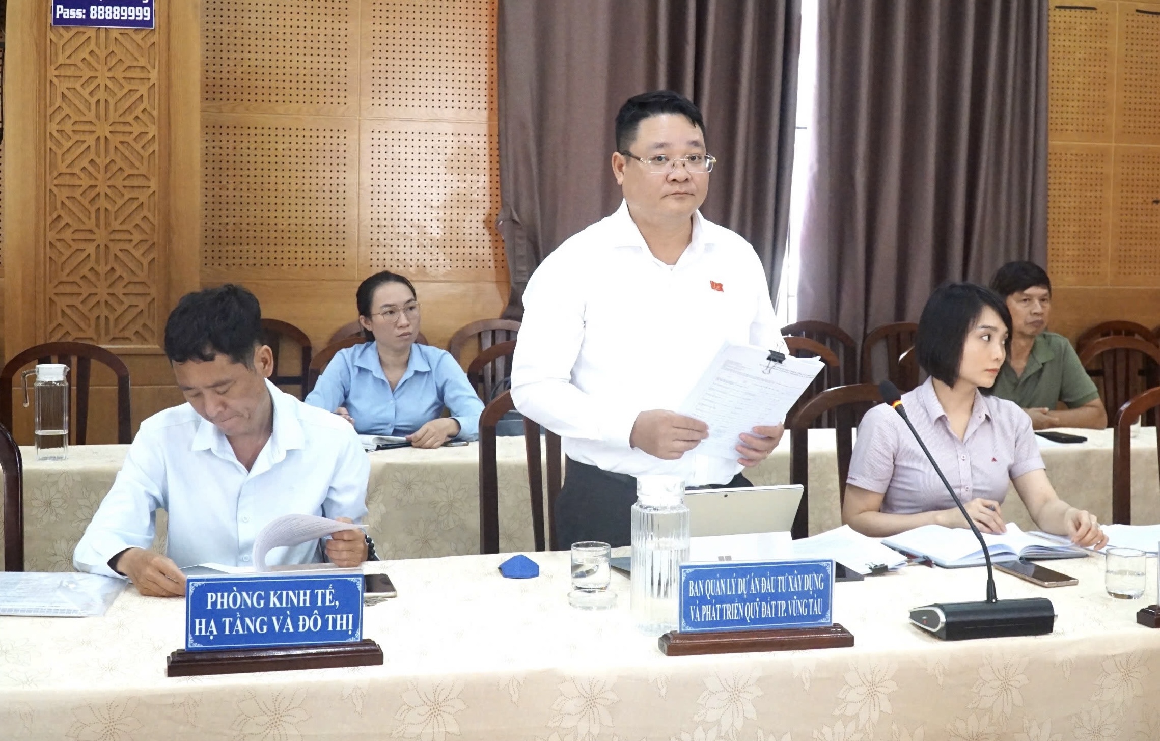 Đại diện BQL dự án đầu tư xây dựng và Phát triển quỹ đất TP. Vũng Tàu trả lời người dân về tiến độ thực hiện dự án.