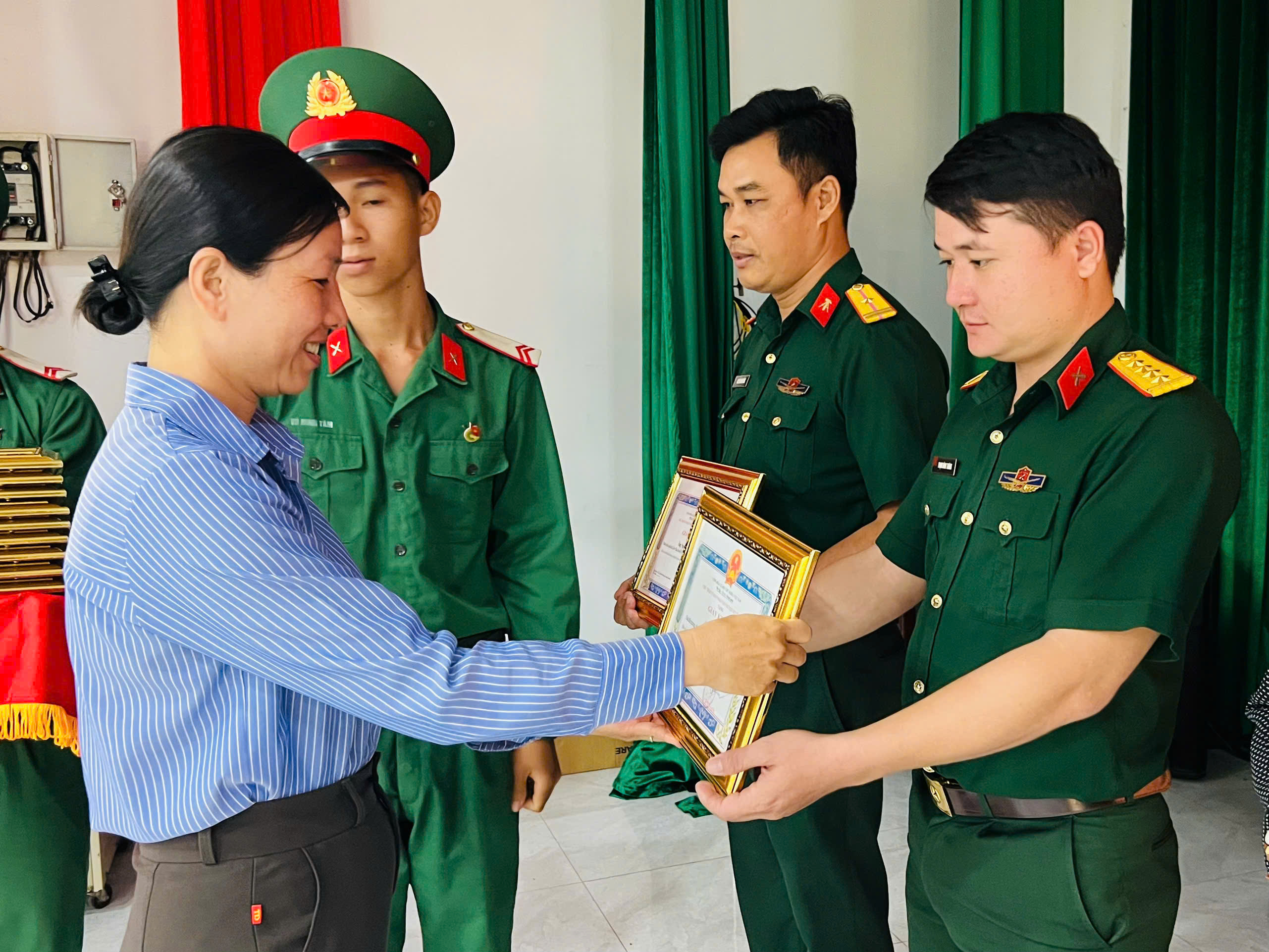 UBND huyện Xuyên Mộc khen thưởng các tập thể, cá nhân có thành tích trong công tác tuyển quân năm 2025.