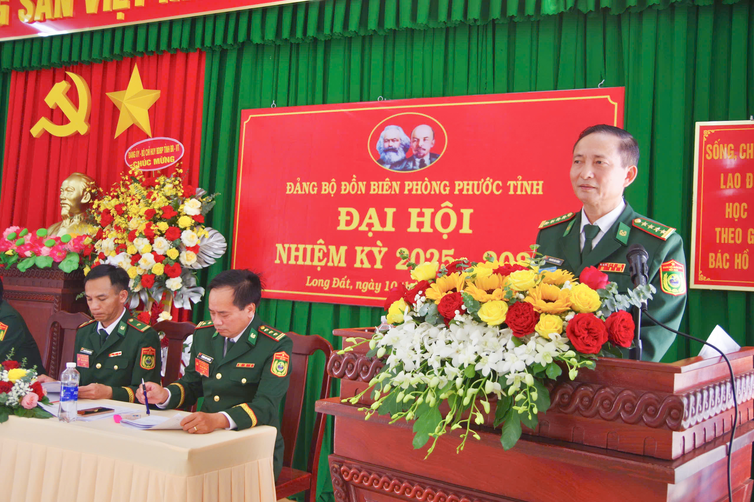 Đại tá Nguyễn Văn Thống, Ủy viên Ban Thường vụ Đảng ủy, Phó Chính ủy Bộ đội Biên phòng tỉnh phát biểu tại đại hội.