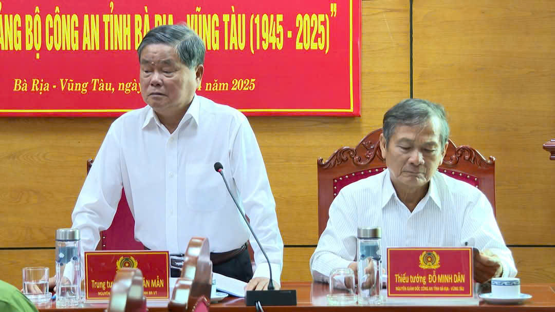 Các đại biểu góp ý tại hội thảo. 