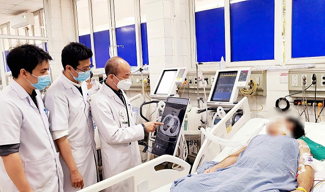 Các bác sĩ đánh giá biến chứng viêm phổi ở bệnh nhân sởi. Ảnh: Bệnh viện Bạch Mai